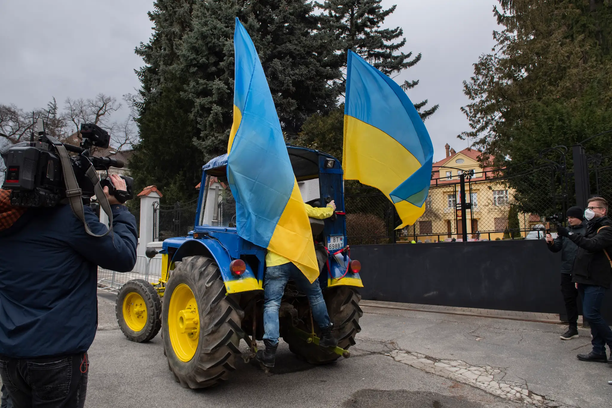 Protest na traktoroch pred ruskou ambasádou v Bratislave.