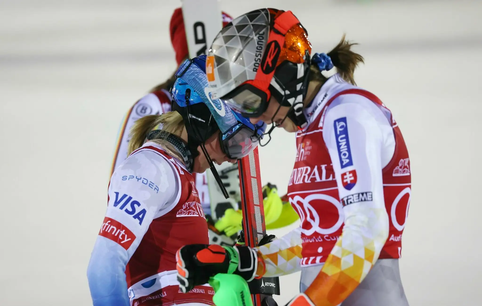 Alpské lyžiarky Petra Vlhová (vpravo) a Mikaela Shiffrinová reagujú v cieli 2. kola slalomu v Levi.