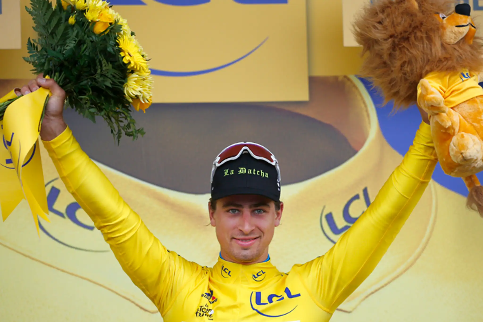 Peter Sagan v žltom drese, ktorý patrí vedúcemu pretekárovi priebežného poradia TdF.