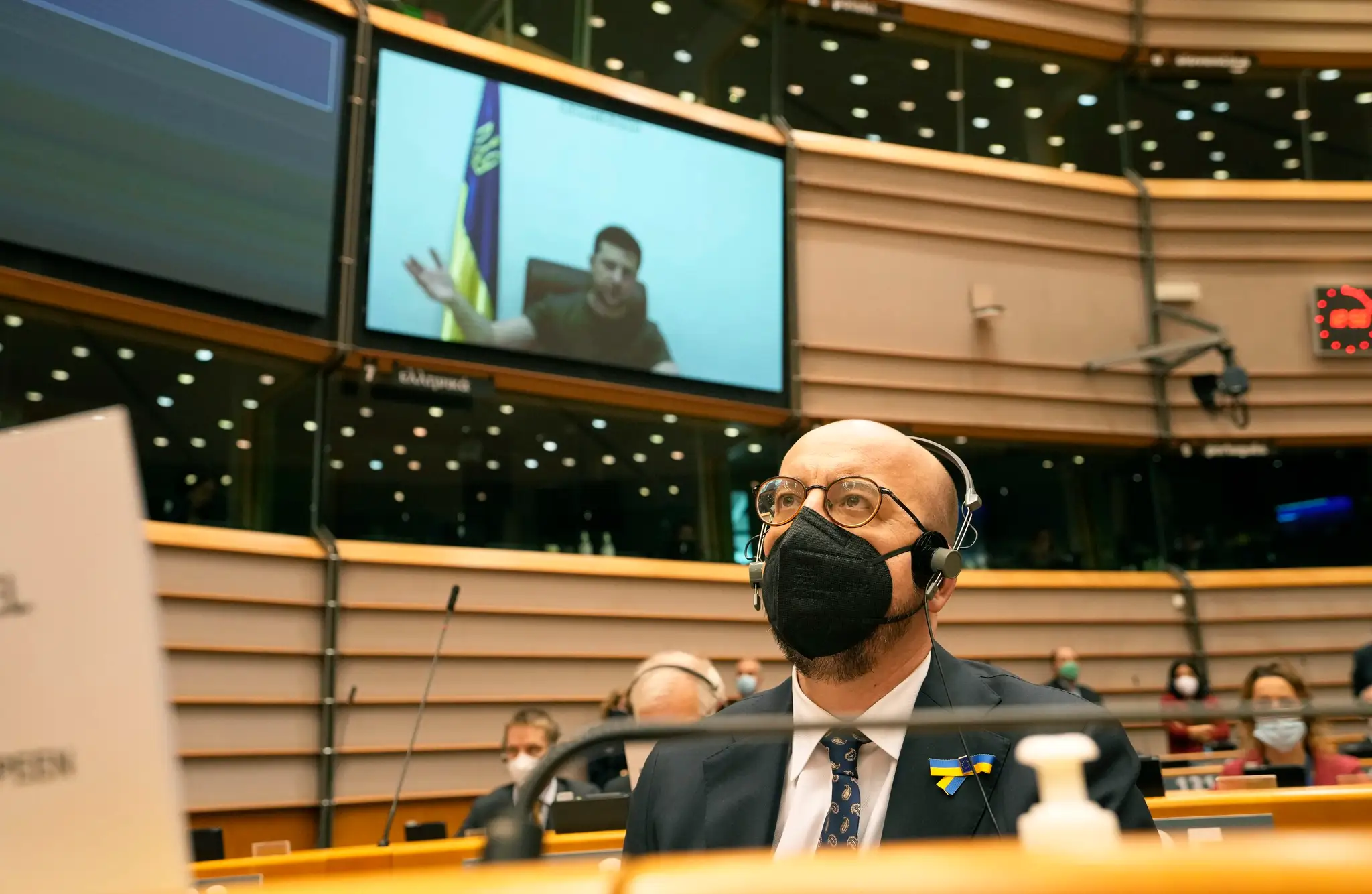 Charles Michel počúva ukrajinského prezidenta Volodymyra Zelenského.