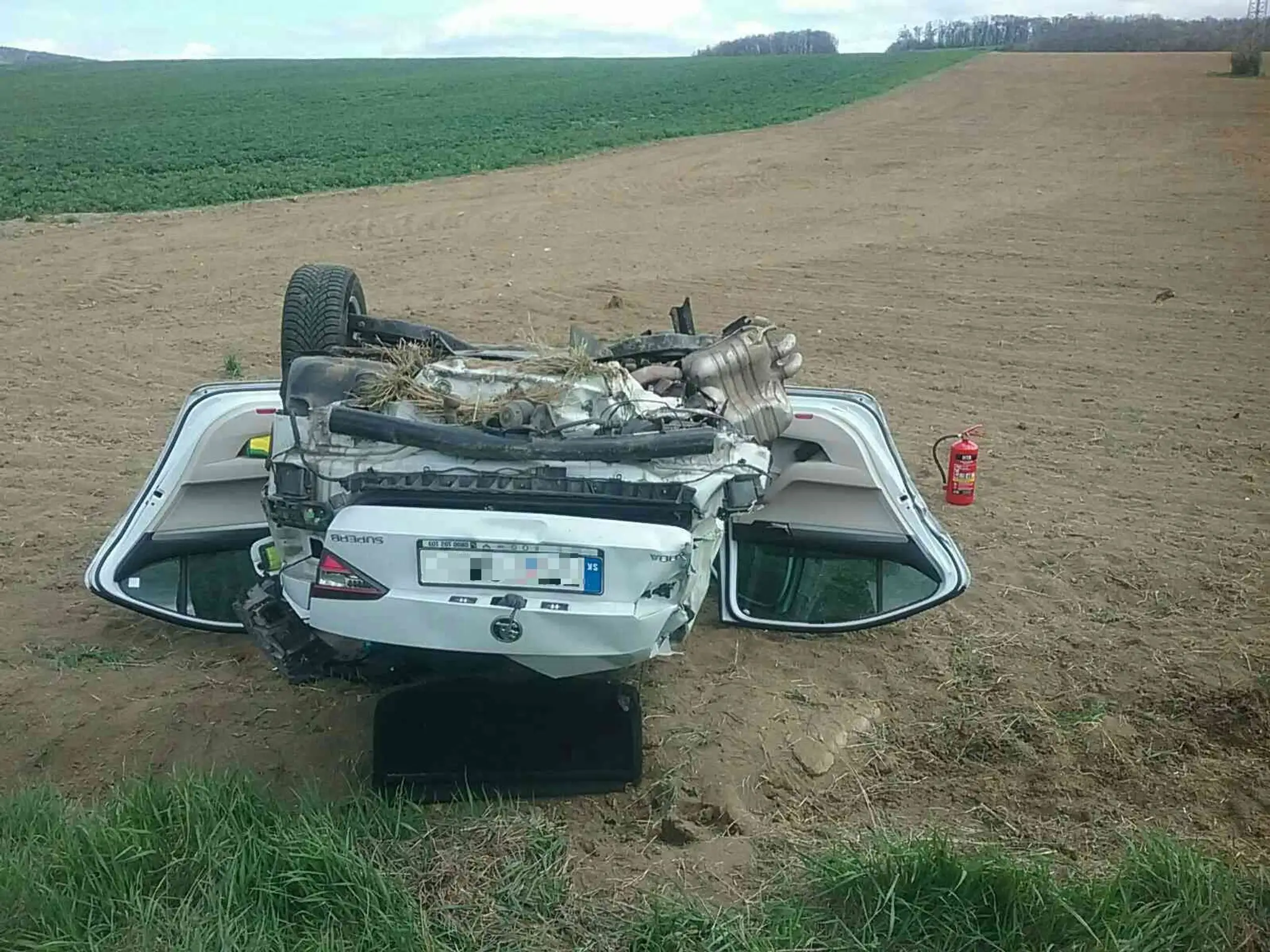 Pri Trenčianskych Miticiach skončilo auto v poli na streche
