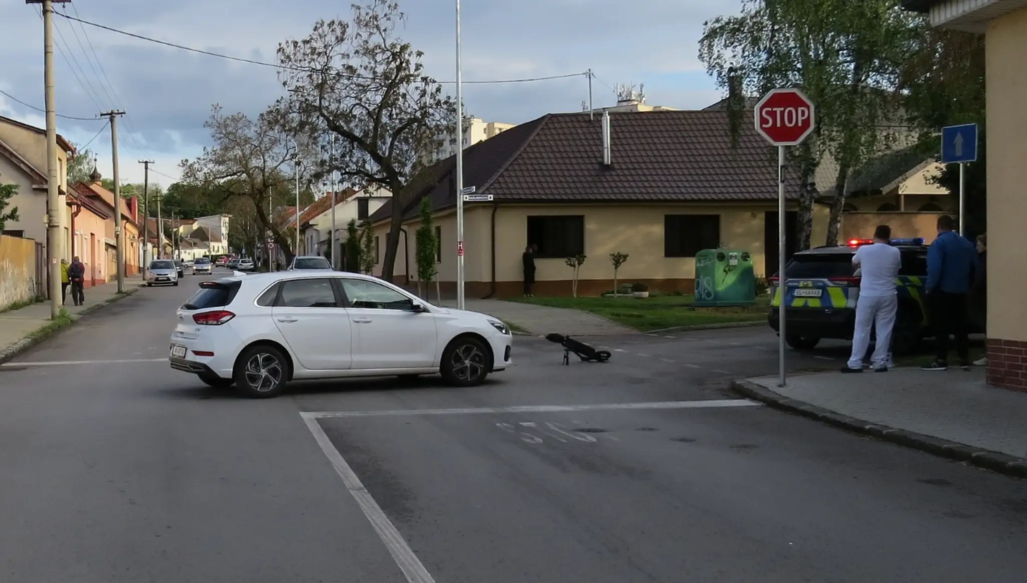 Na snímke auto a elektrická kolobežka po nehode v Hlohovci.