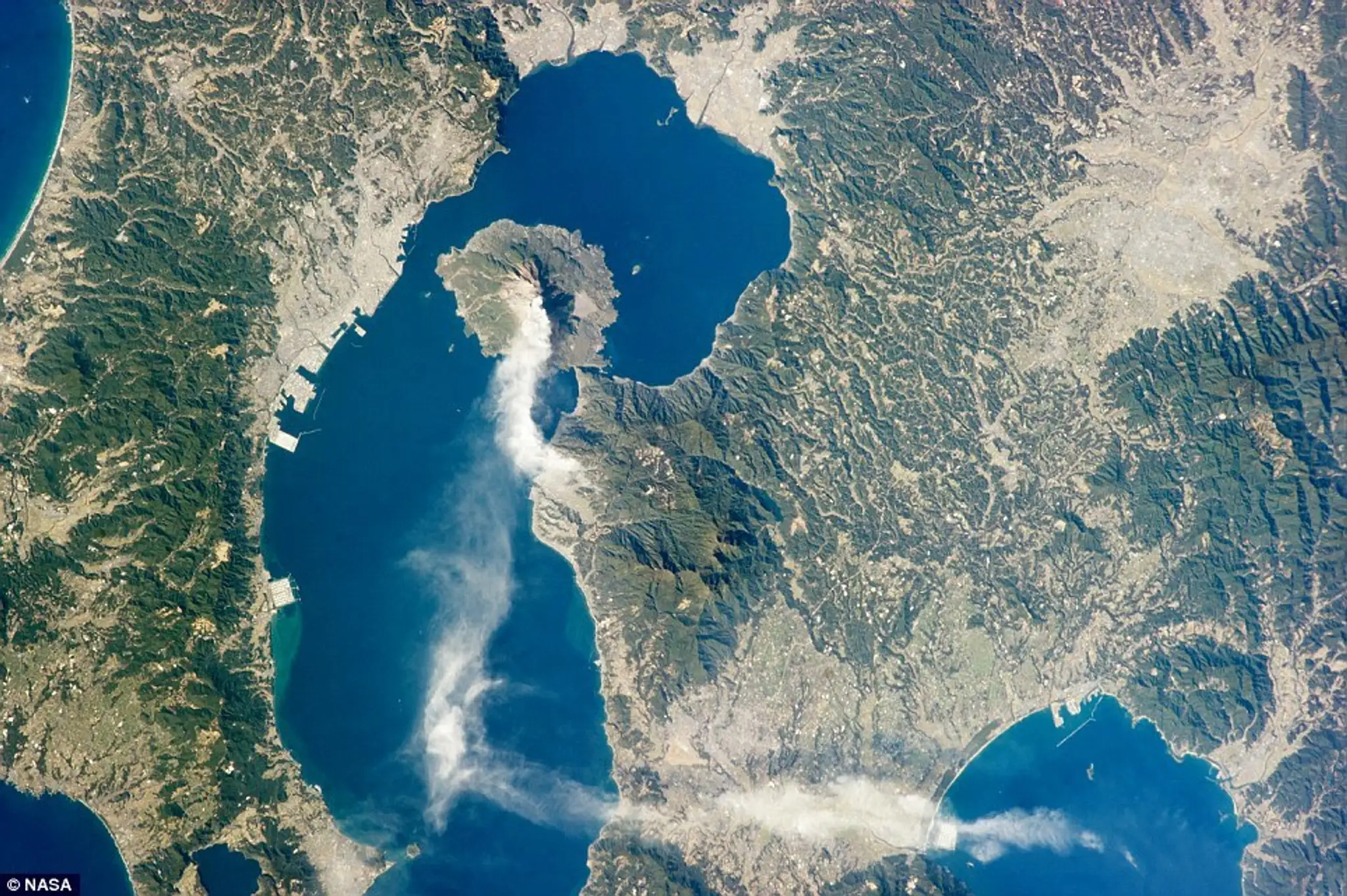 Erupcia sopky Sakurajima v Japonsku. (10. január - záber od astronauta)
