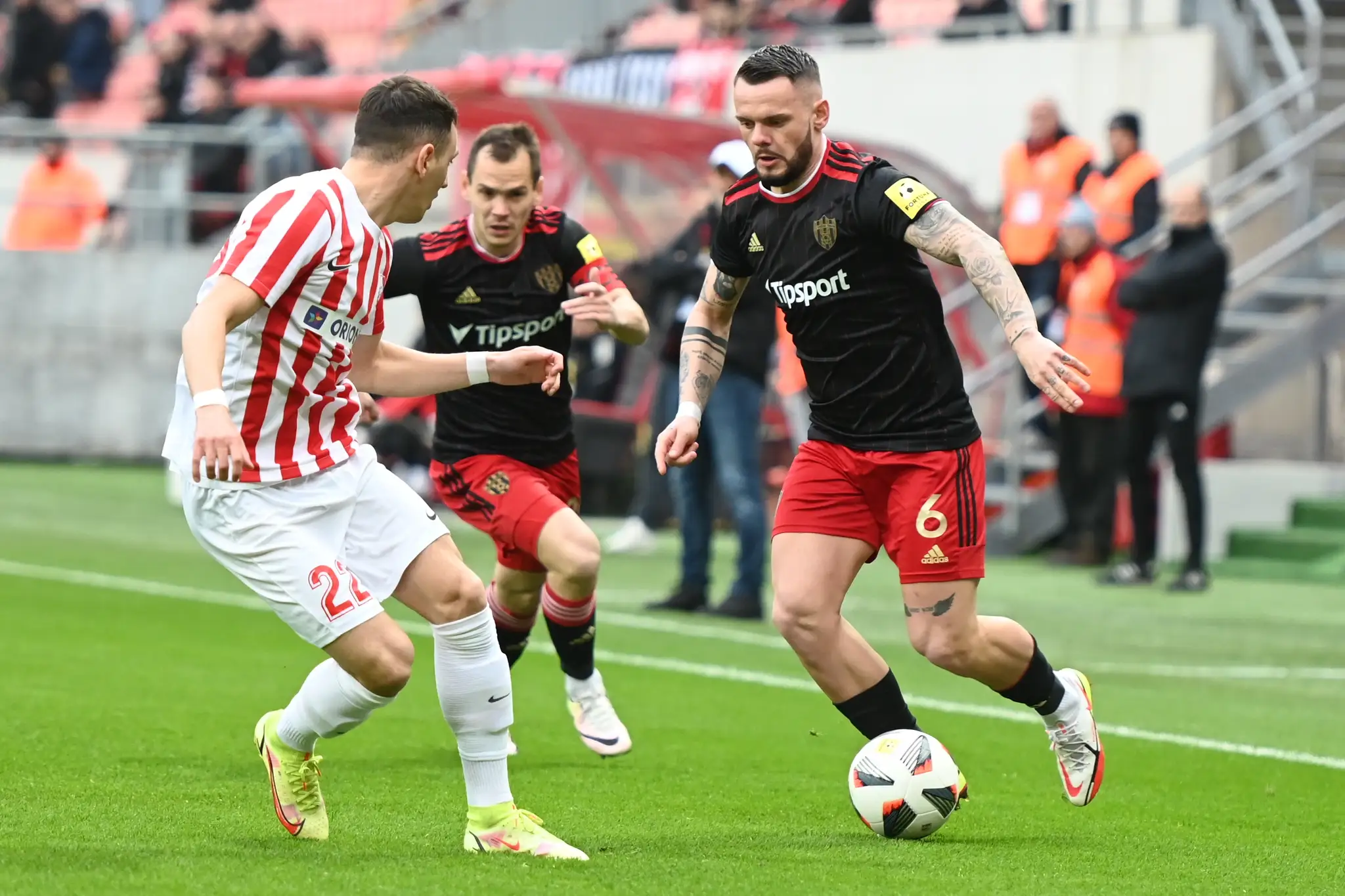 Hráč Serede Todor Todoroski, kapitán Trnavy Martin Mikovič a hráč Trnavy Miloš Kozak  v zápase Trnava Sereď.