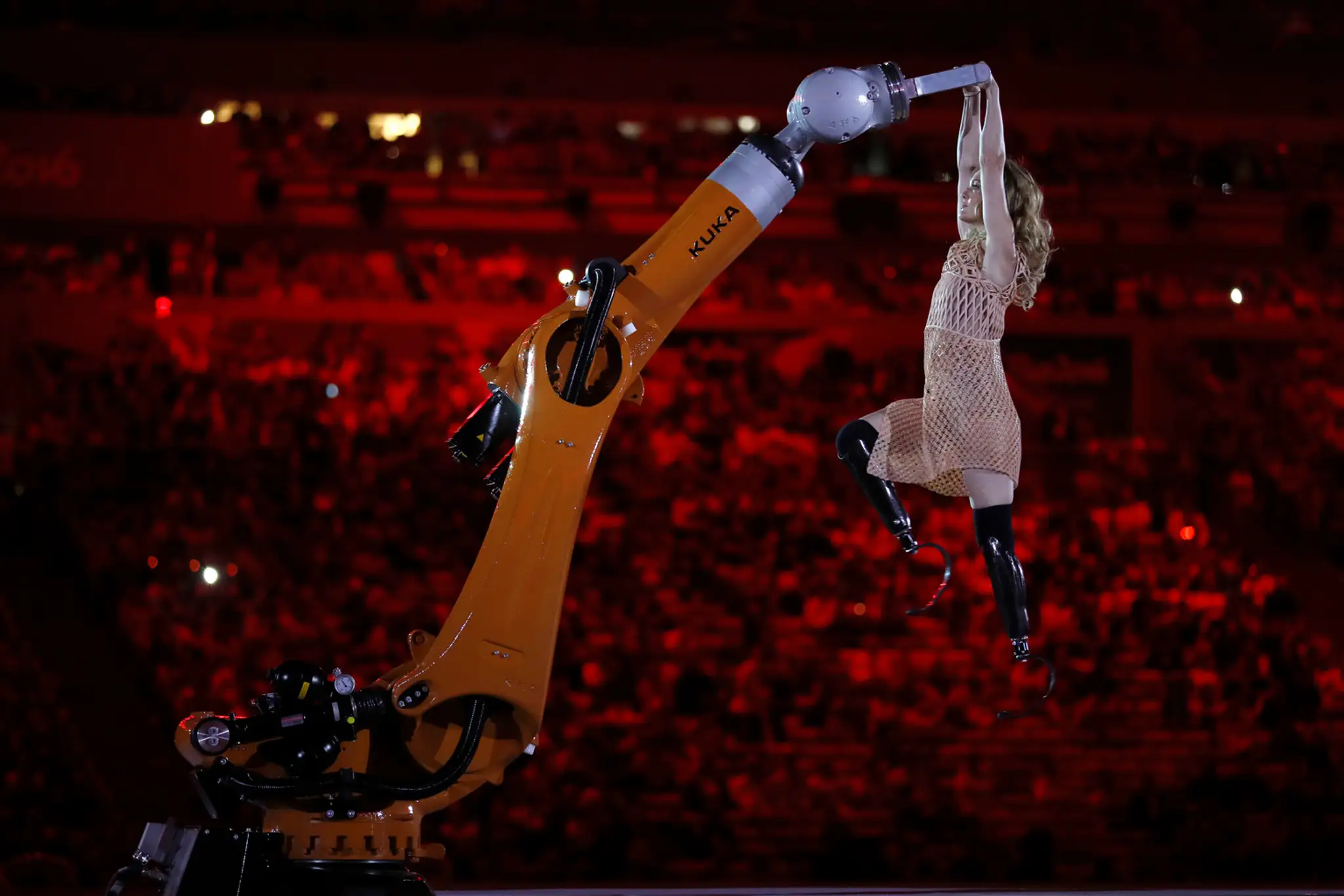 Amy Purdy tancuje s robotom počas otváracieho ceremoniálu paralympijských hier na štadióne Maracana v Riu de Janeiro.