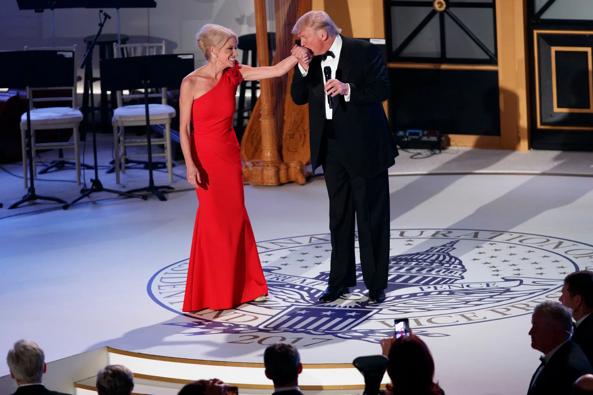 Donald Trump pobozkal ruku manažérky kampane Kellyanne Conway počas darcovskej VIP recepcie.