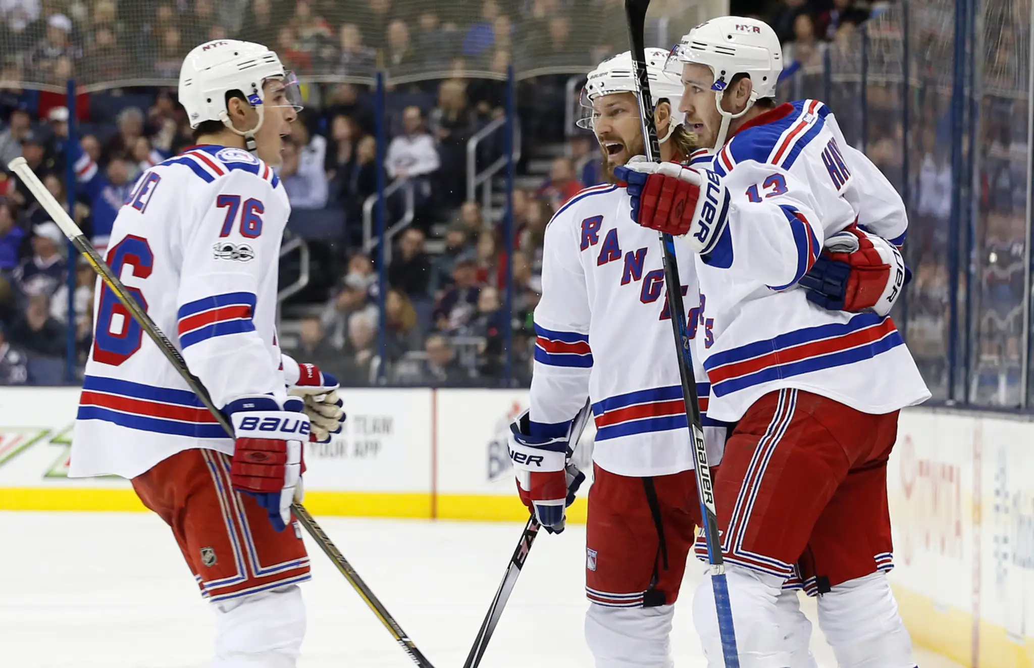 Radosť hráčov New York Rangers po góle v sieti Columbusu Blue Jackets.