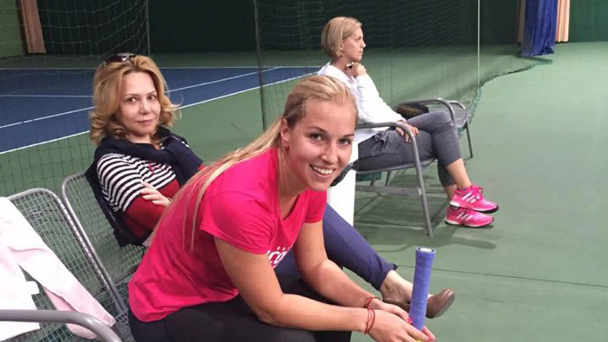 Dominika Cibulková s mamou na prvom tenisovom zápase po operácii.