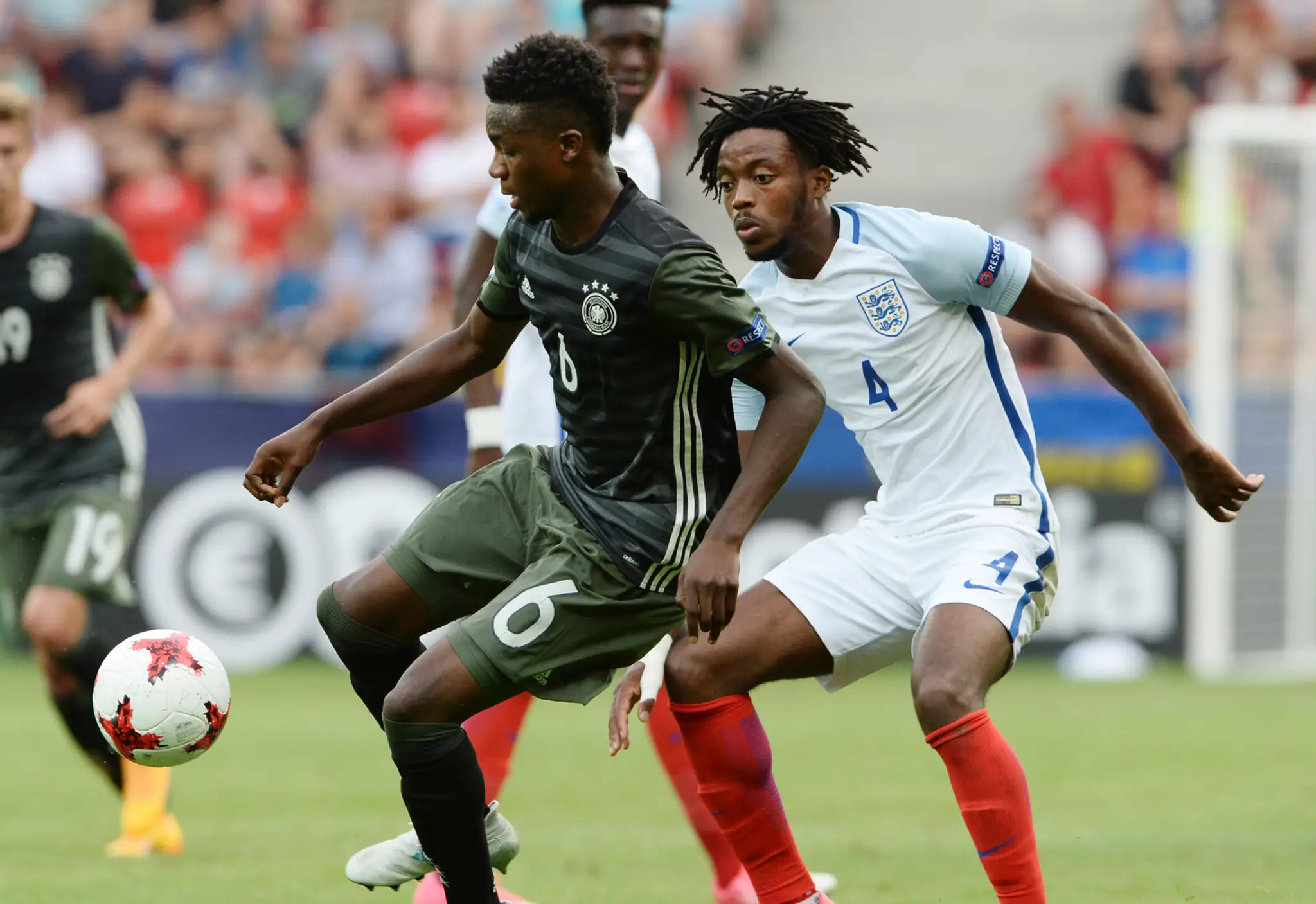 Nemec Gideon Jung (vľavo) a Nathaniel Chalobah z Anglicka bojujú o loptu v semifinále ME 21.