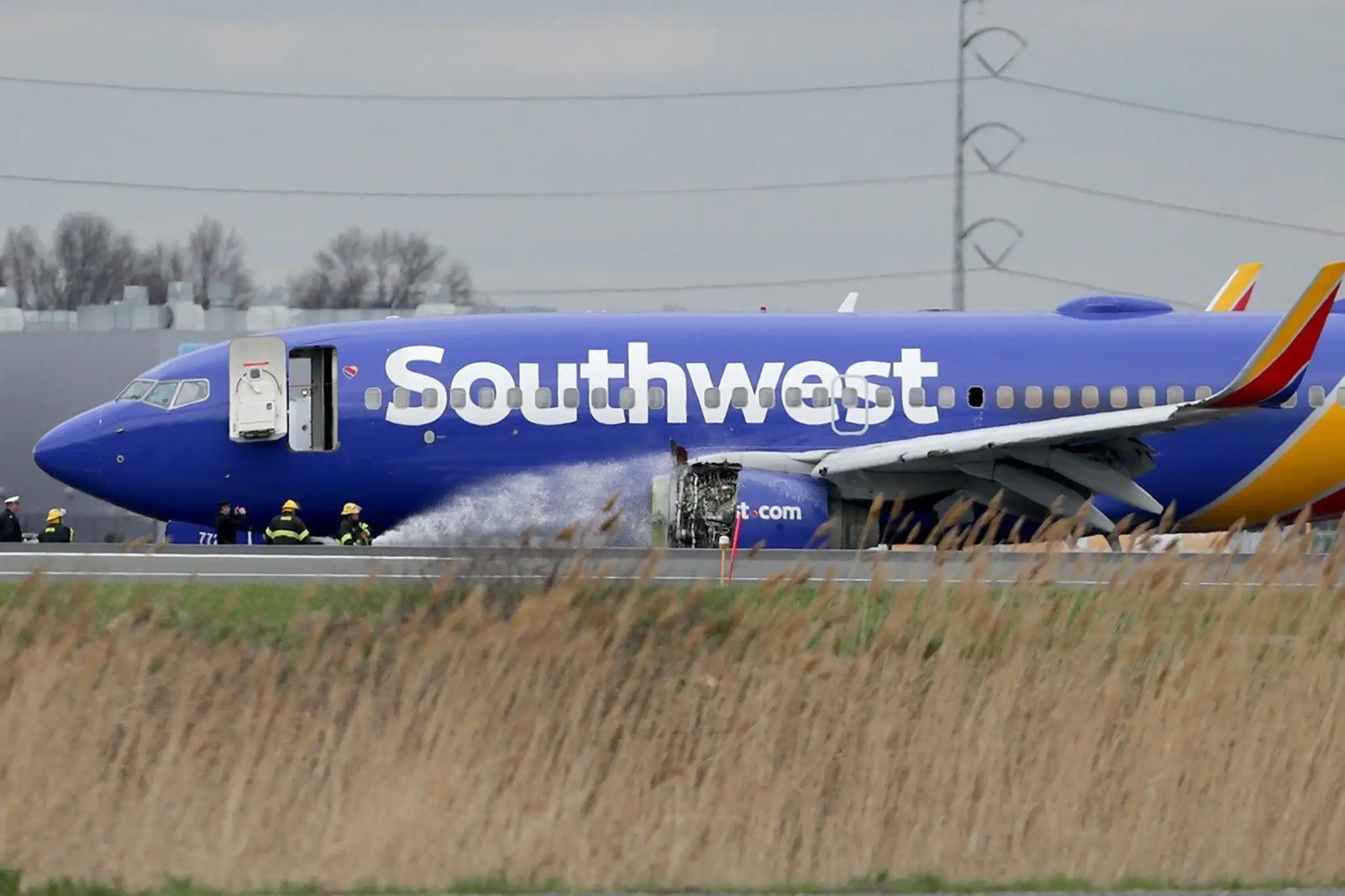 Poškodené lietadlo typu Boeing 737 núdzovo pristálo vo Filadelfii.