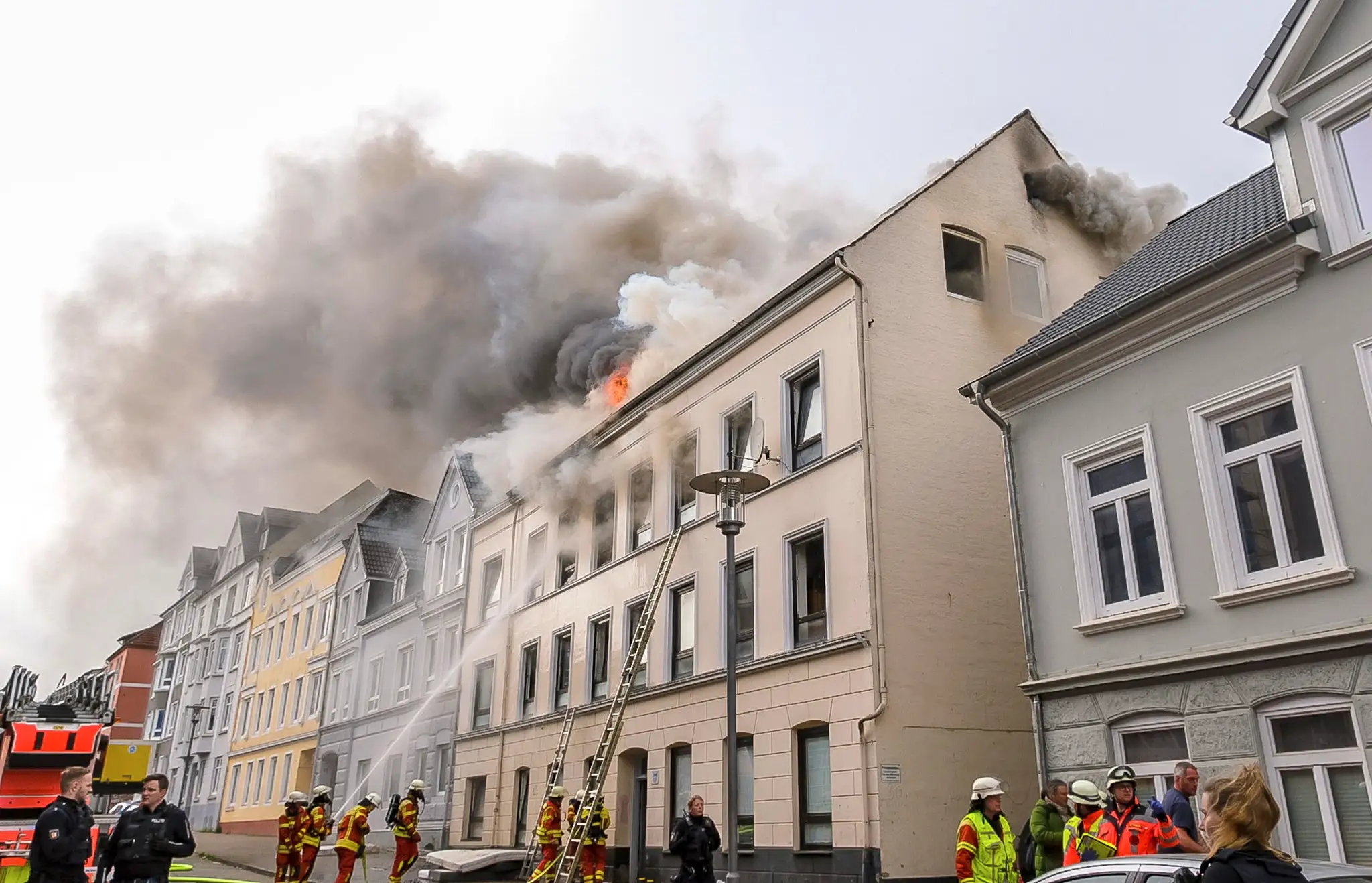 Z bytovky v nemeckom meste Flensburg stúpa dym.