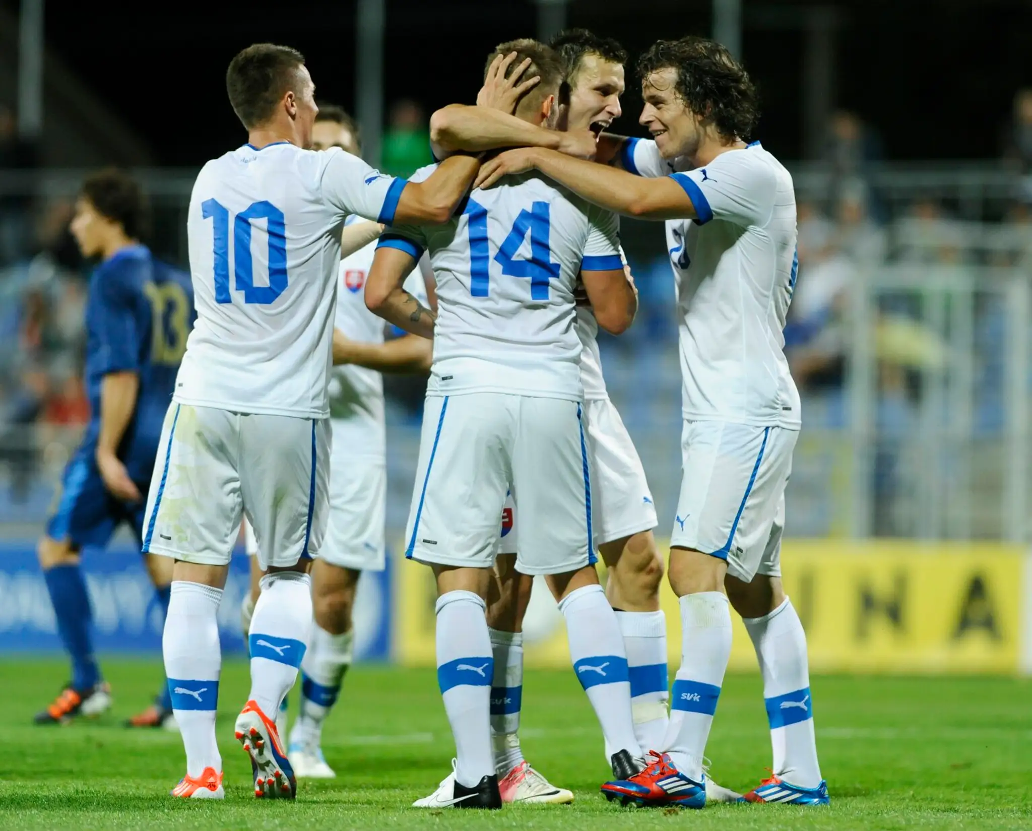 Na snímke gólová radosť slovenských reprezentantov na 2:1 medzi Slovenskom a Francúzskom do 21 rokov