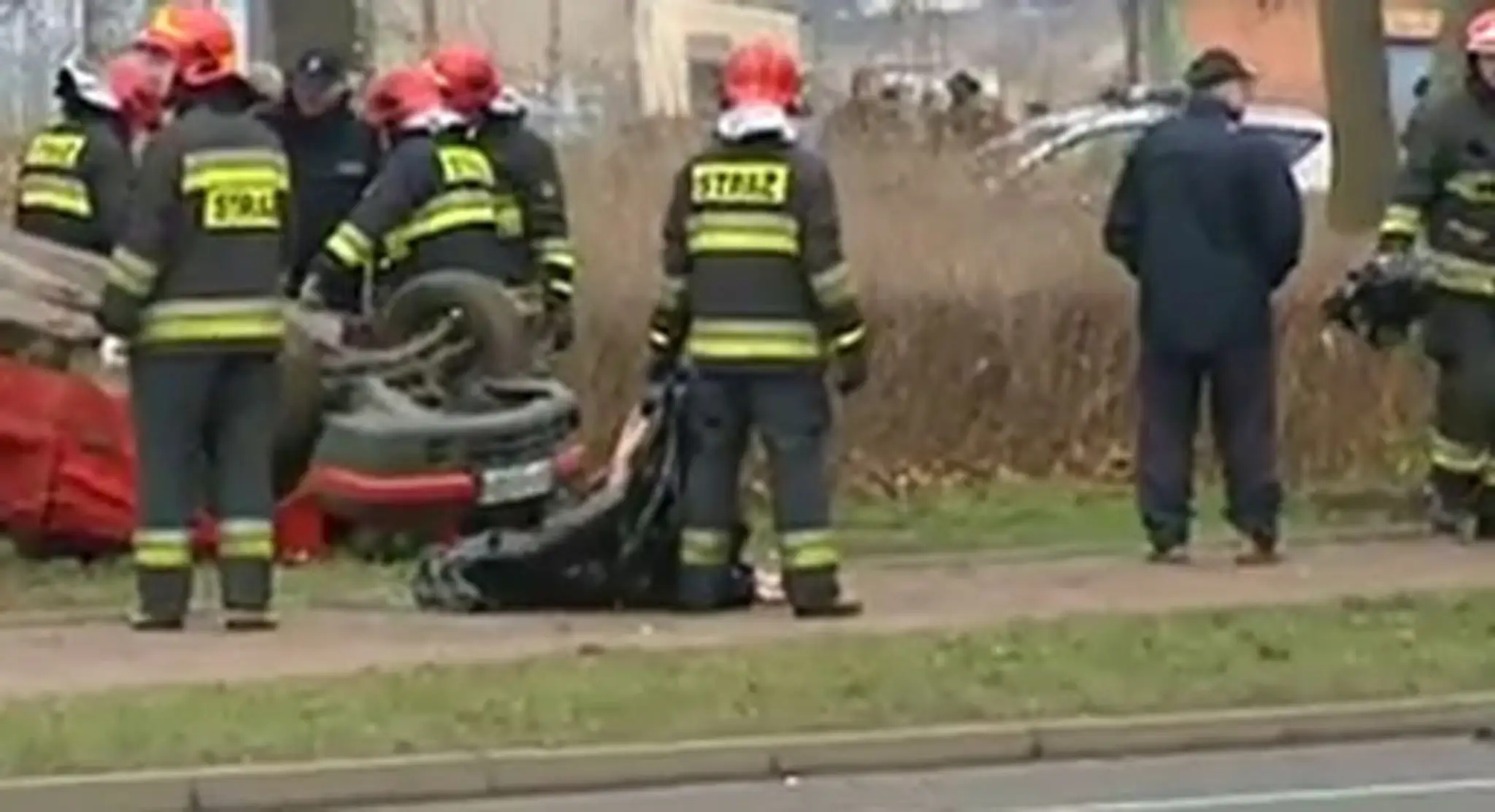 Auto vrazilo do ľudí takou rýchlosťou, že ich vyhodilo niekoľko metrov do vzduchu