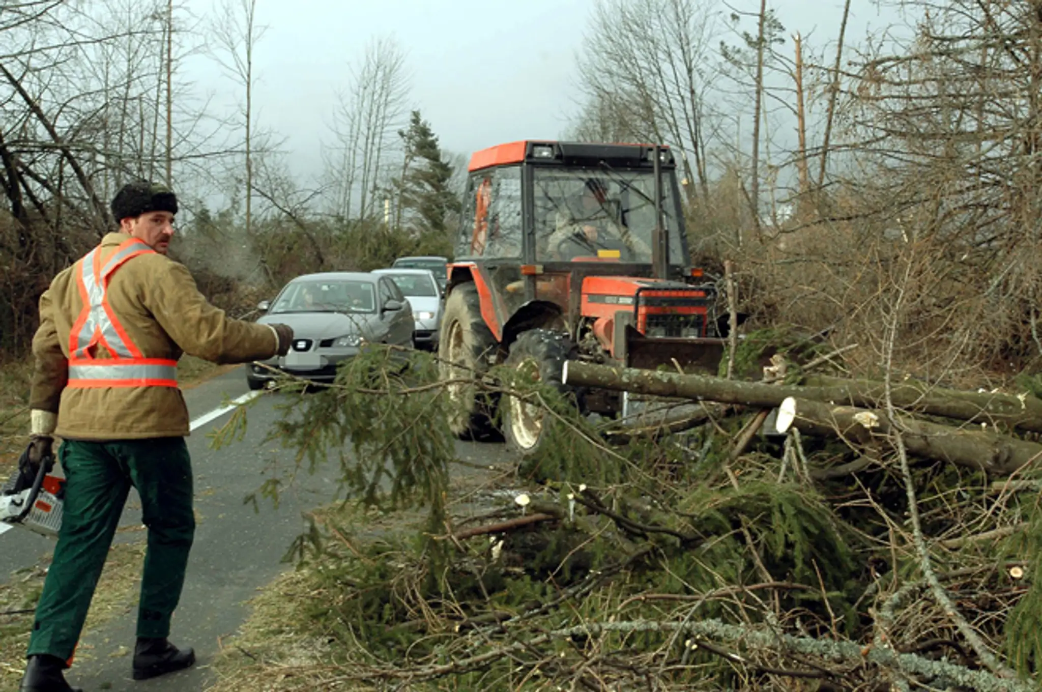 Hlavná cesta do Starého Smokovca v smere od Popradu na snímke deň po ničivej víchrici z 20.novembra 2004.