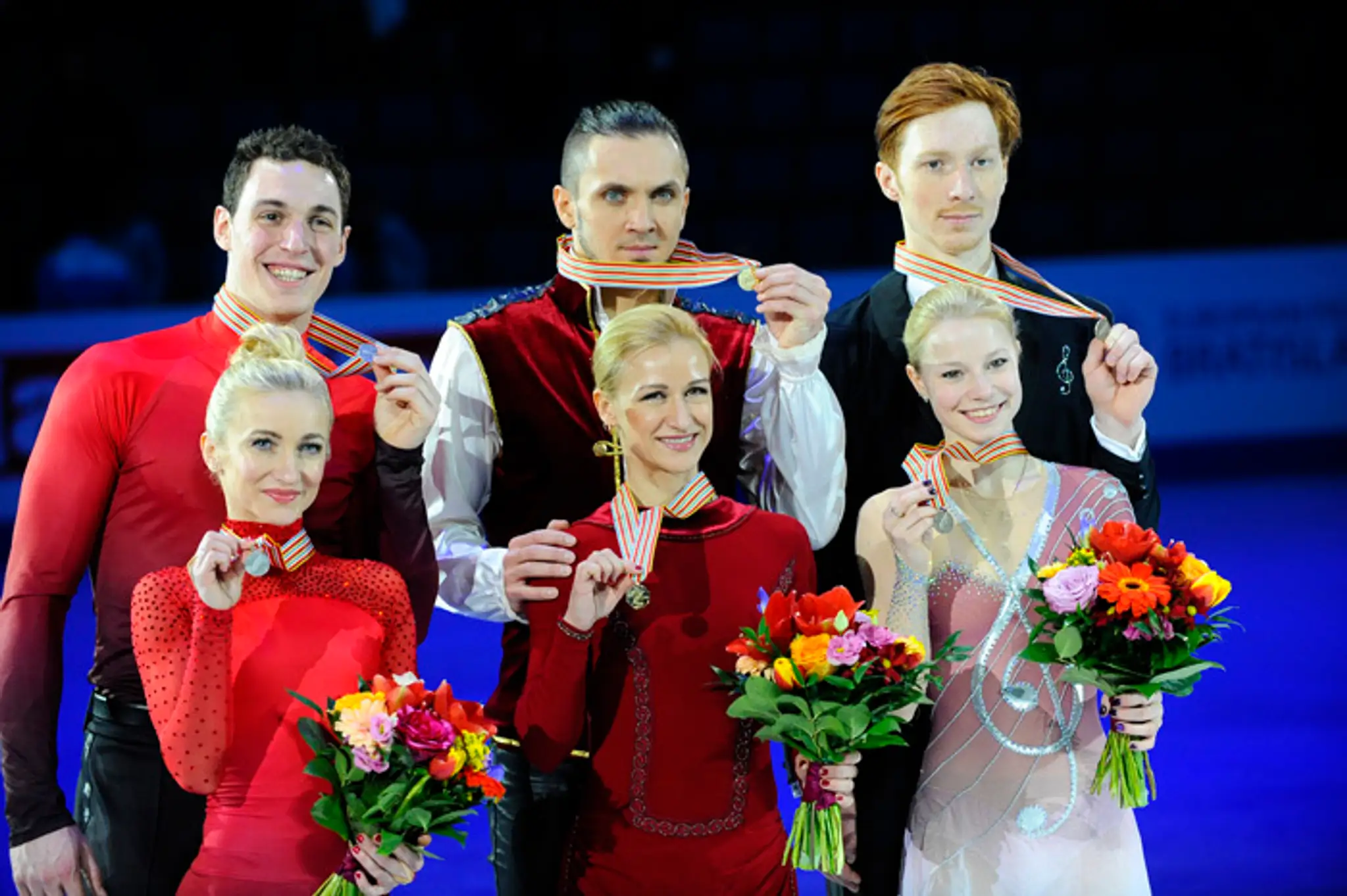 Zľava Aľona Savčenková -Bruno Massot (2.), víťazi Tatiana Volosožarová-Maxim Traňkov; Jevgenija Tarasovová-Vladimir Morozov (3).