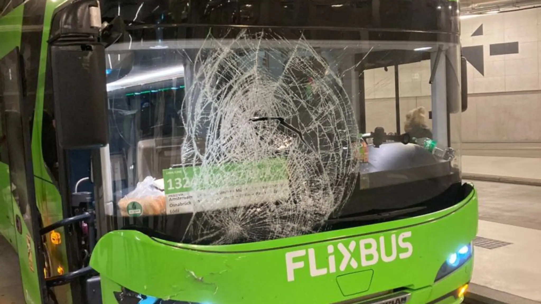 Vodič Flixbusu nezastavil ani napriek rozbitému čelnému sklu.