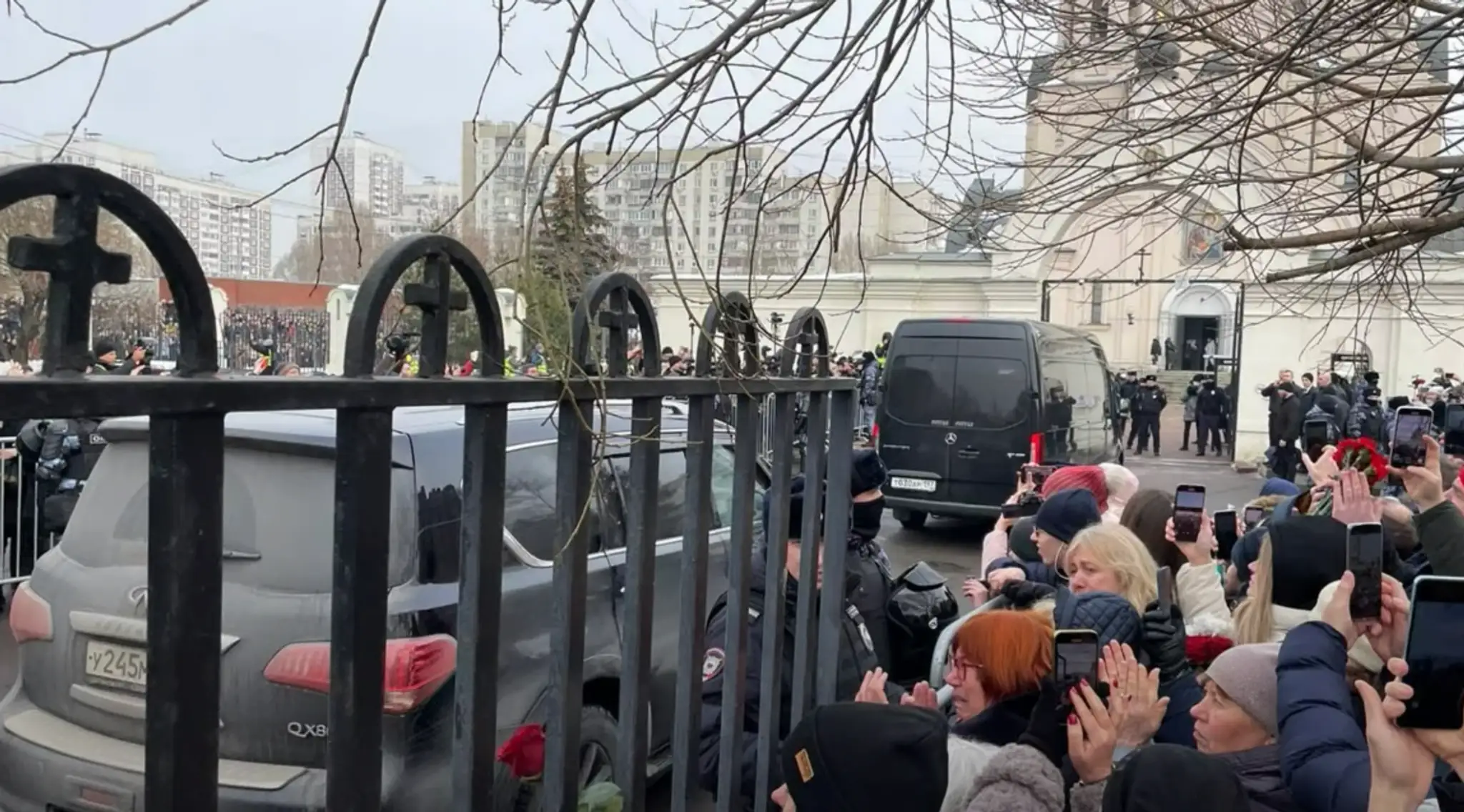Pohrebný voz priváža rakvu s Navaľného telom do chrámu v Moskve.