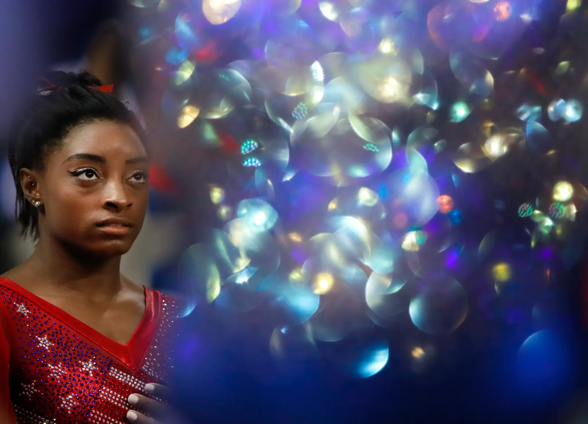 Americká gymnastka Simone Bilesová čaká na ceremoniál po triumfe na majstrovstvách sveta v Dohe.