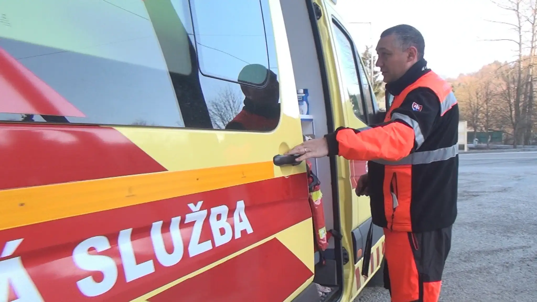 Volodymyr žije na Slovensku s rodinou rok. Pracuje na záchranke. Rozkaz mu ešte neprišiel, no aj v ňom sa bijú silné emócie. 
