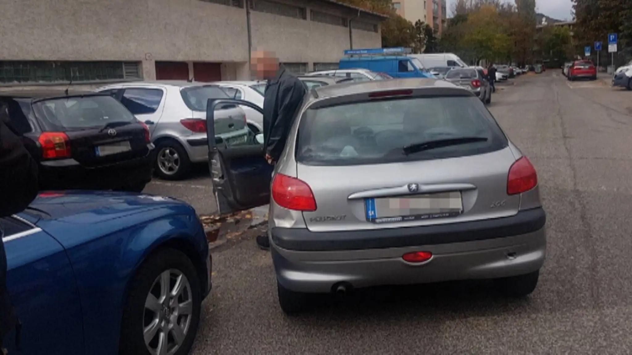 Muž so zarastrovanou tvárou napadol mladého Bratislavčana.