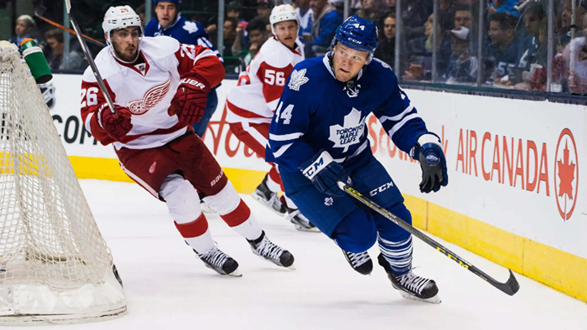 Morgan Reilly (Toronto Maple Leafs) uniká s pukom prenasledovaný Tomášom Jurčom (Detroit Red Wings).
