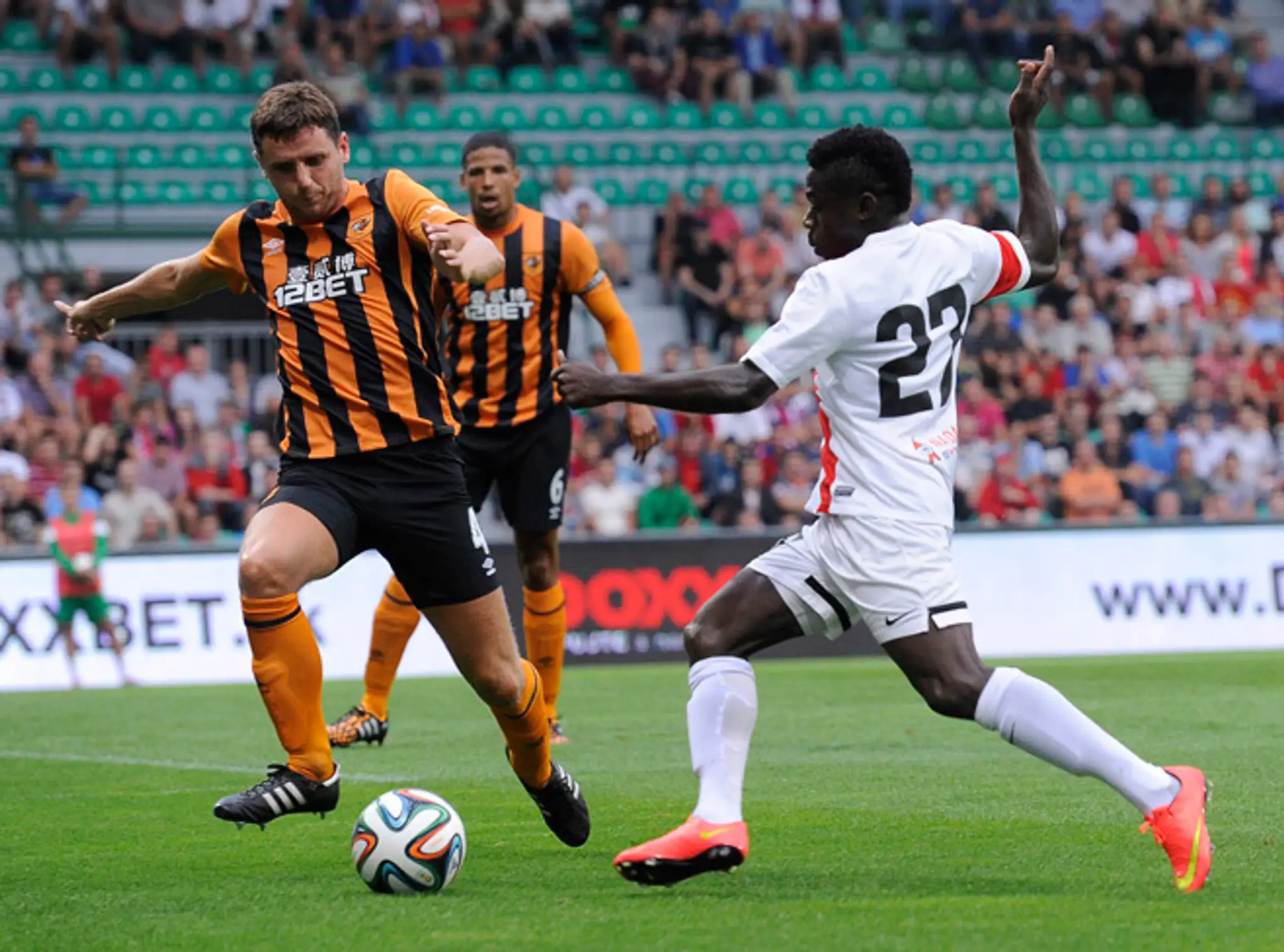 Trenčan Moses Simon (vpravo) a hráč hostí FC Hull City  Alex Bruce