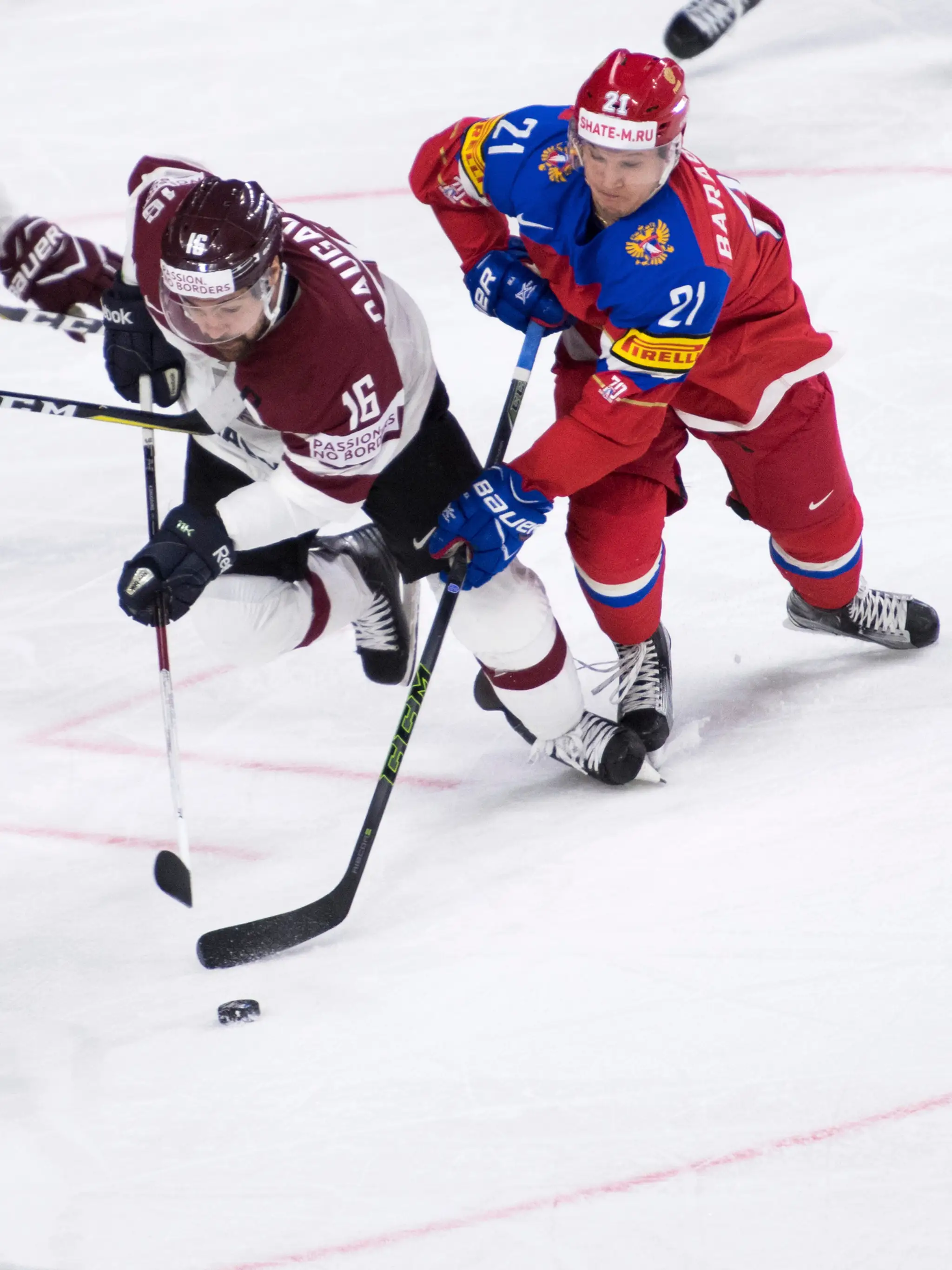 Alexander Barabanov (vpravo) z Ruska sa snaží uniknúť Lotyšovi Kasparsovi Daugavinšovi v zápase MS 2017.