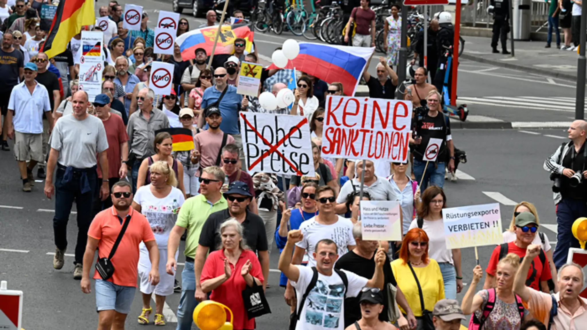 Na snímke účastníci proruského zhromaždenia pochodujú v uliciach Kolína nad Rýnom 4. septembra 2022.
