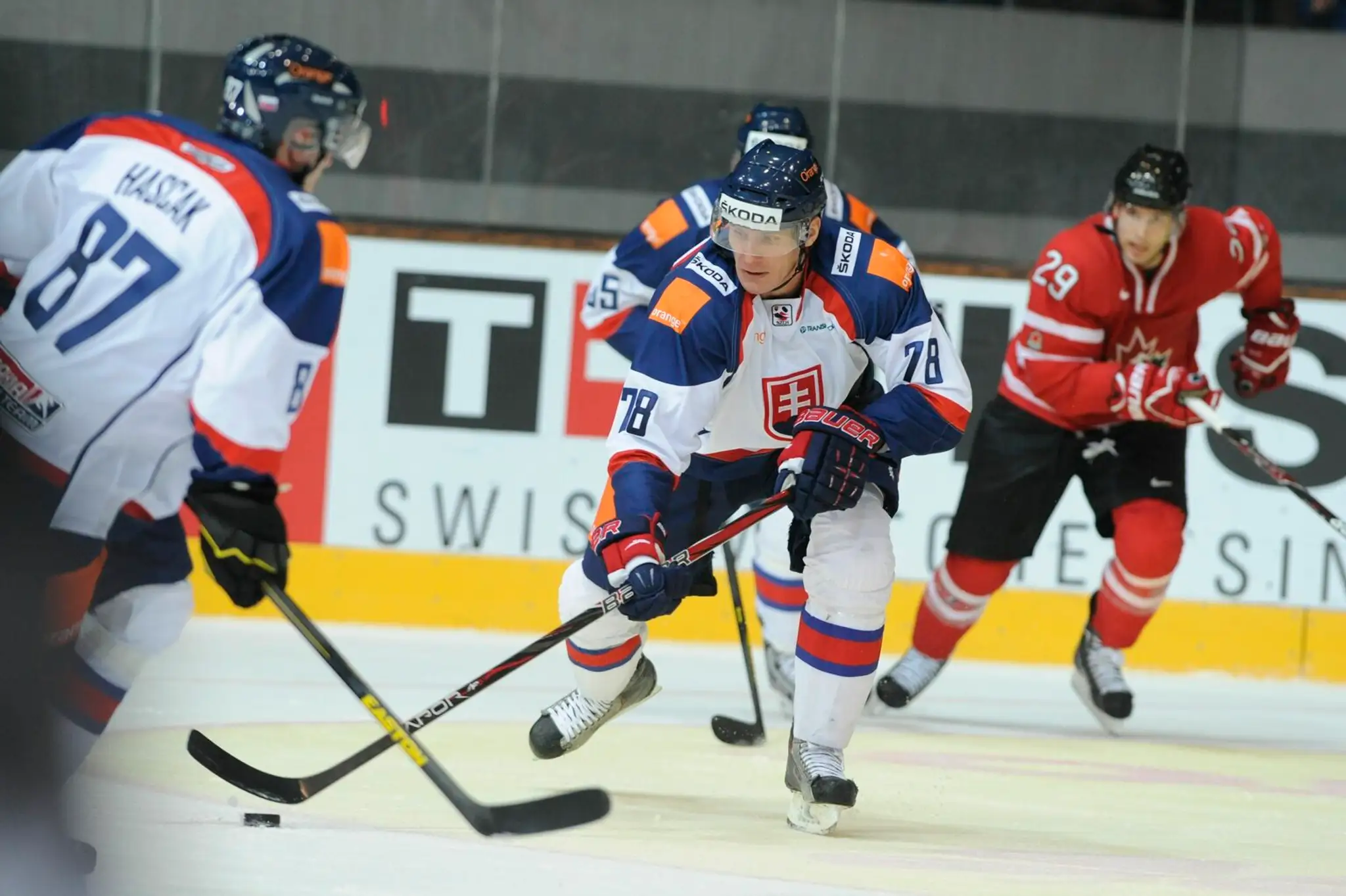 Uprostred obranca Slovenska Kristián Kudroč v zápase Kanada - Slovensko na turnaji o Nemecký pohár 2012.
