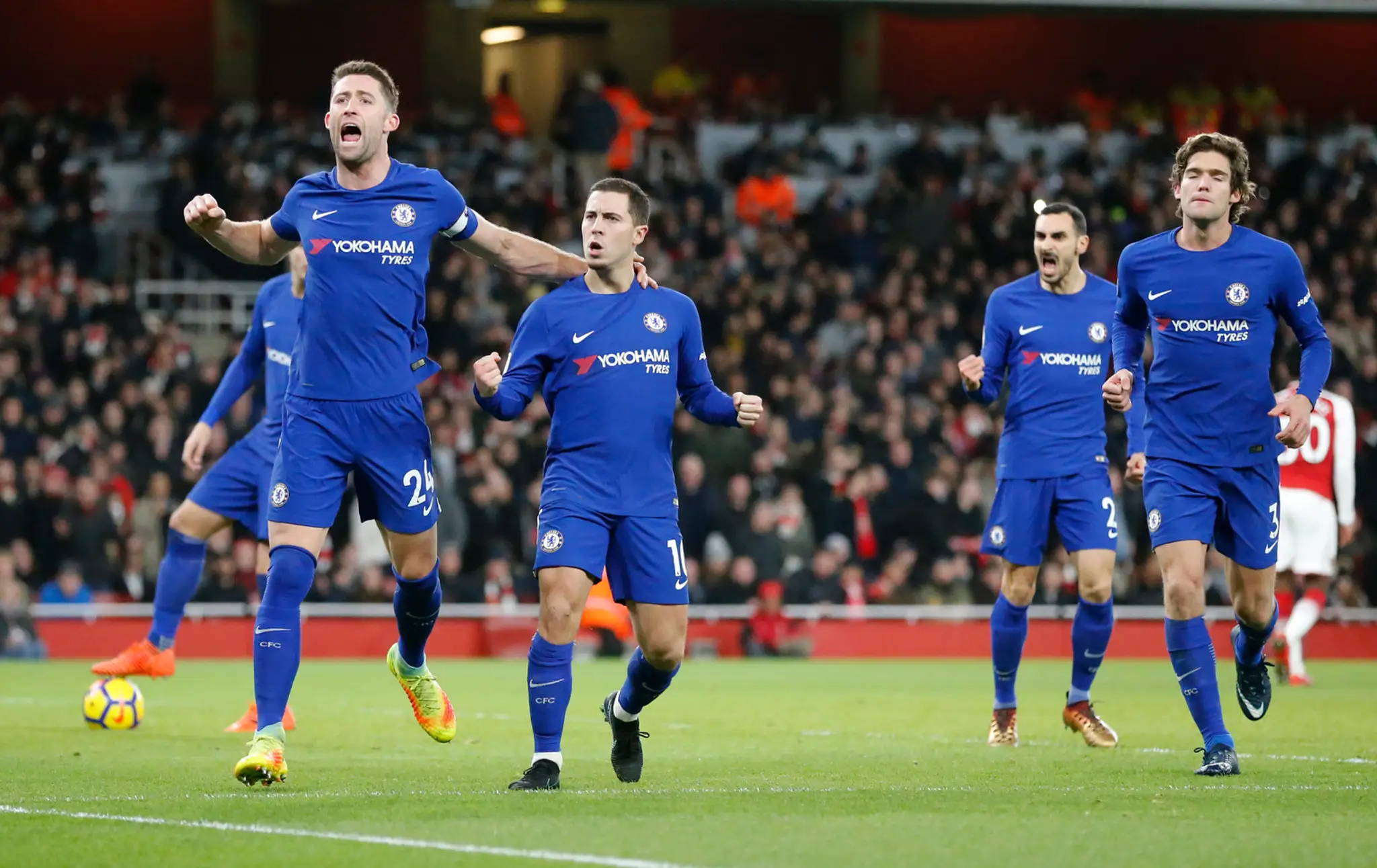 Radosť hráčov Chelsea po góle v derby zápase na ihrisku Arsenalu.
