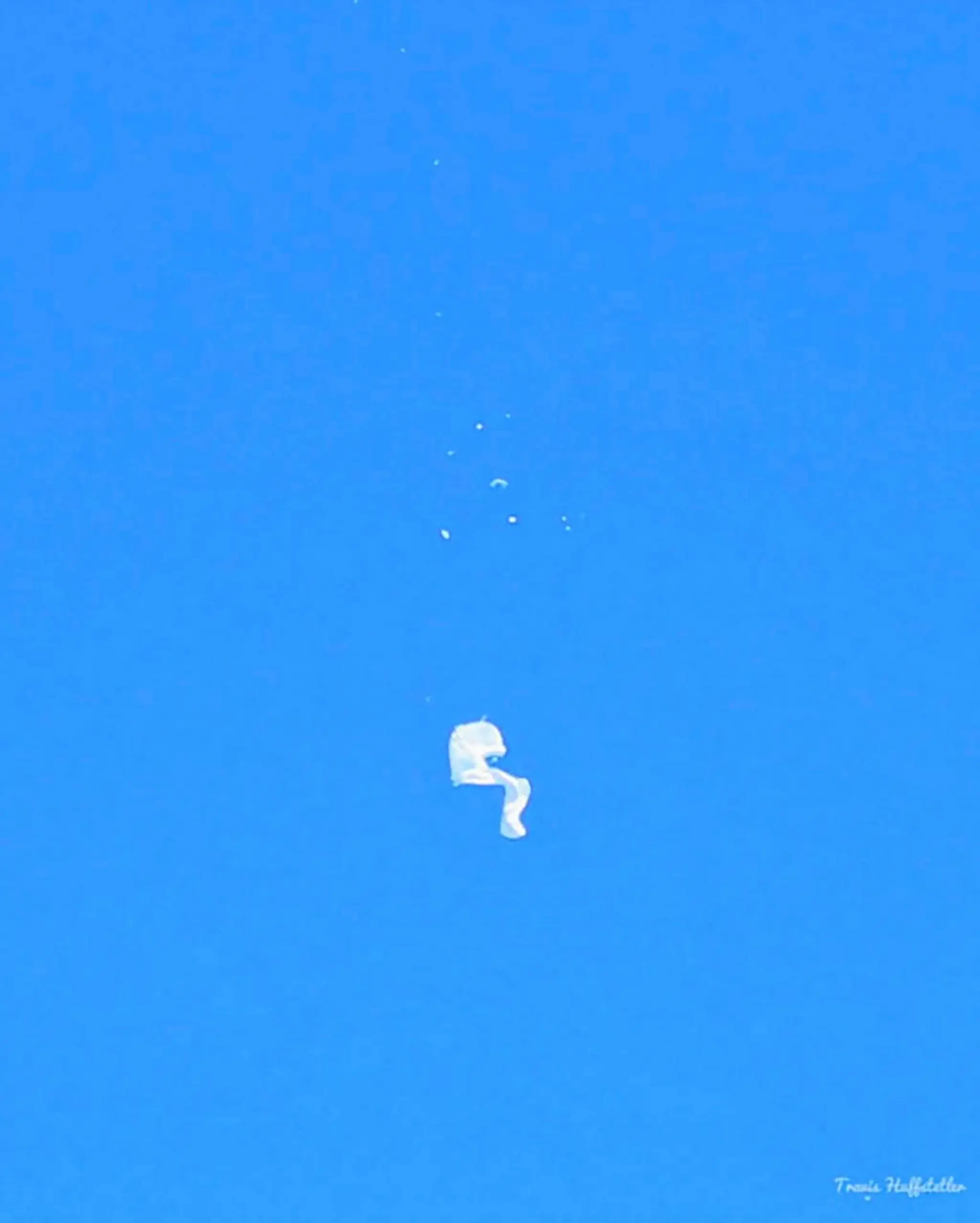 A balón padá k zemi.