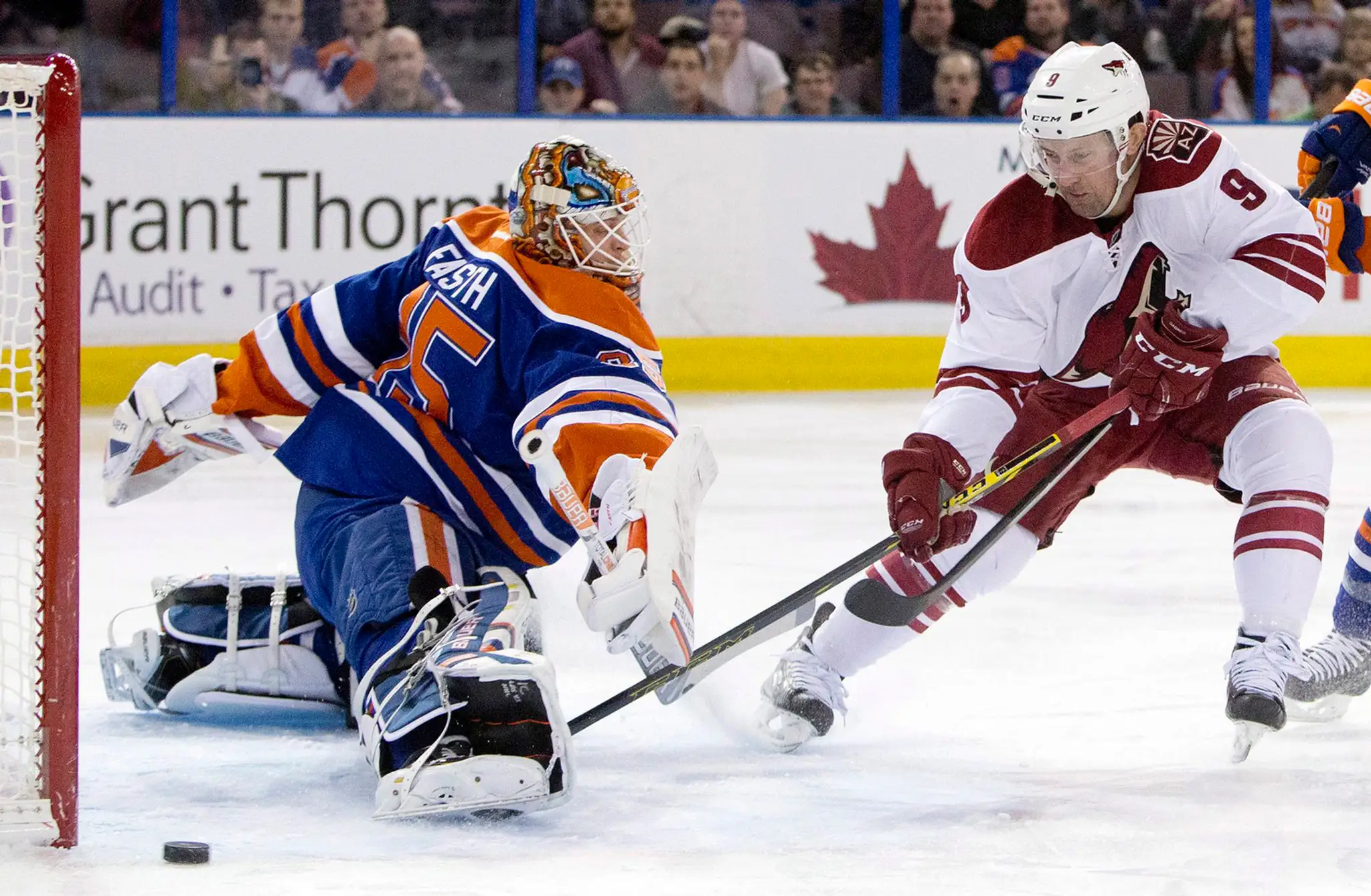 Brankár Oilers Viktor Fasth (vľavo) a hráča Coyotes Sam Gagner v zápase zámorskej hokejovej NHL Arizona Coyotes - Edmonton Oiler