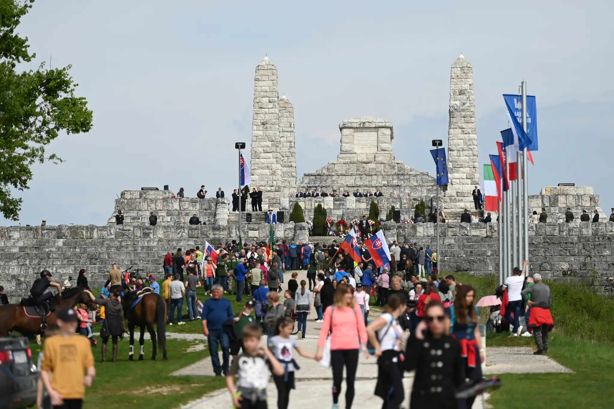 Mohyla M. R. Štefánika počas slávnostného ceremoniálu pri príležitosti 103. výročia úmrtia generála M. R. Štefánika.