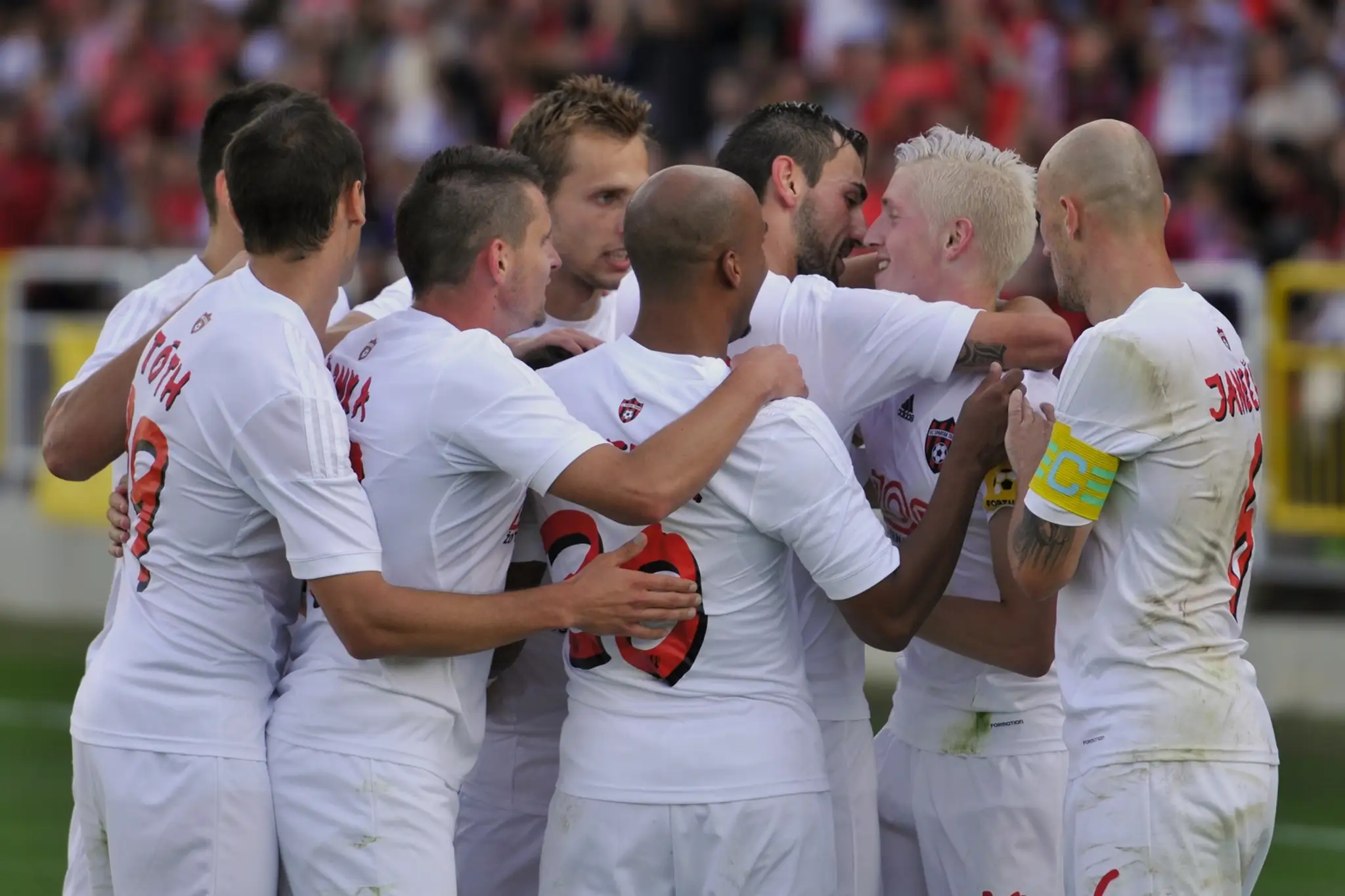 Radosť hráčov FC Spartak Trnava po strelení gólu do siete Ružomberka.
