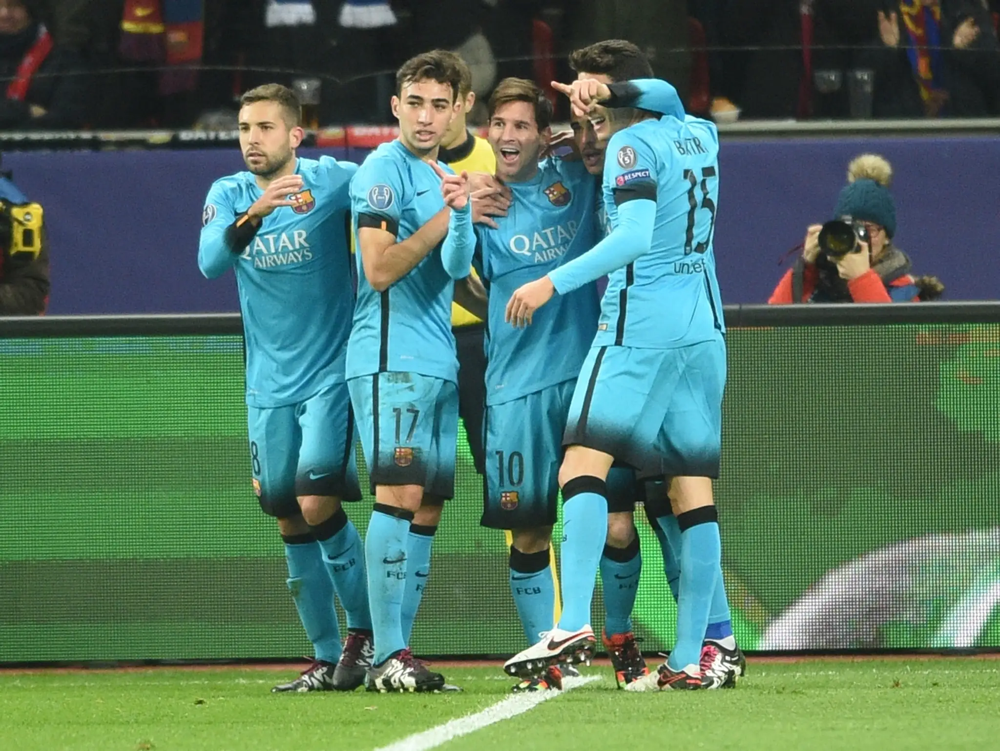 Na snímke hráči Barcelony oslavujú s Lionelom Messim gól
