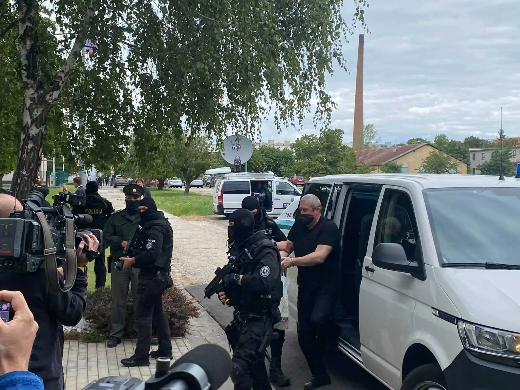 Dušana Kováčika privádzajú na súd.