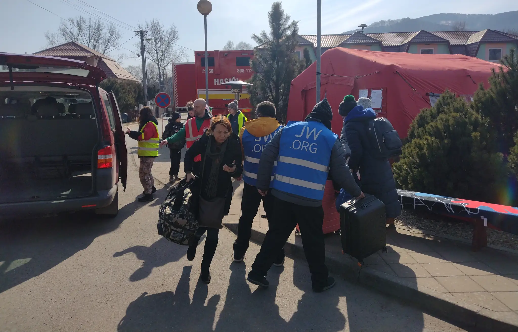 Na snímke vojnoví utečenci z Ukrajiny prichádzajú do stanového mestečka hotspotu v prihraničnej obci Ubľa.