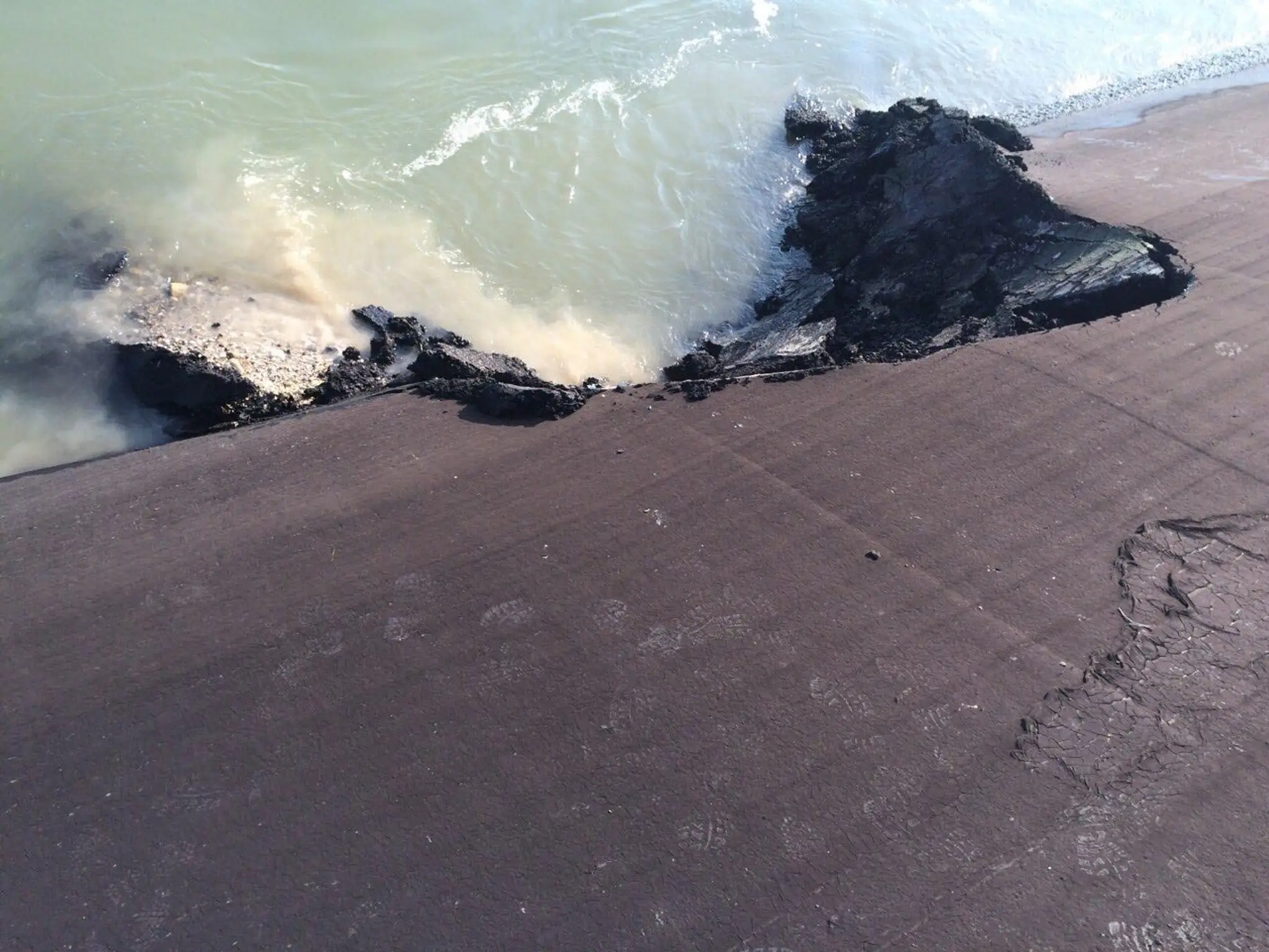 Plavidlo poškodilo pravý breh Dunaja.