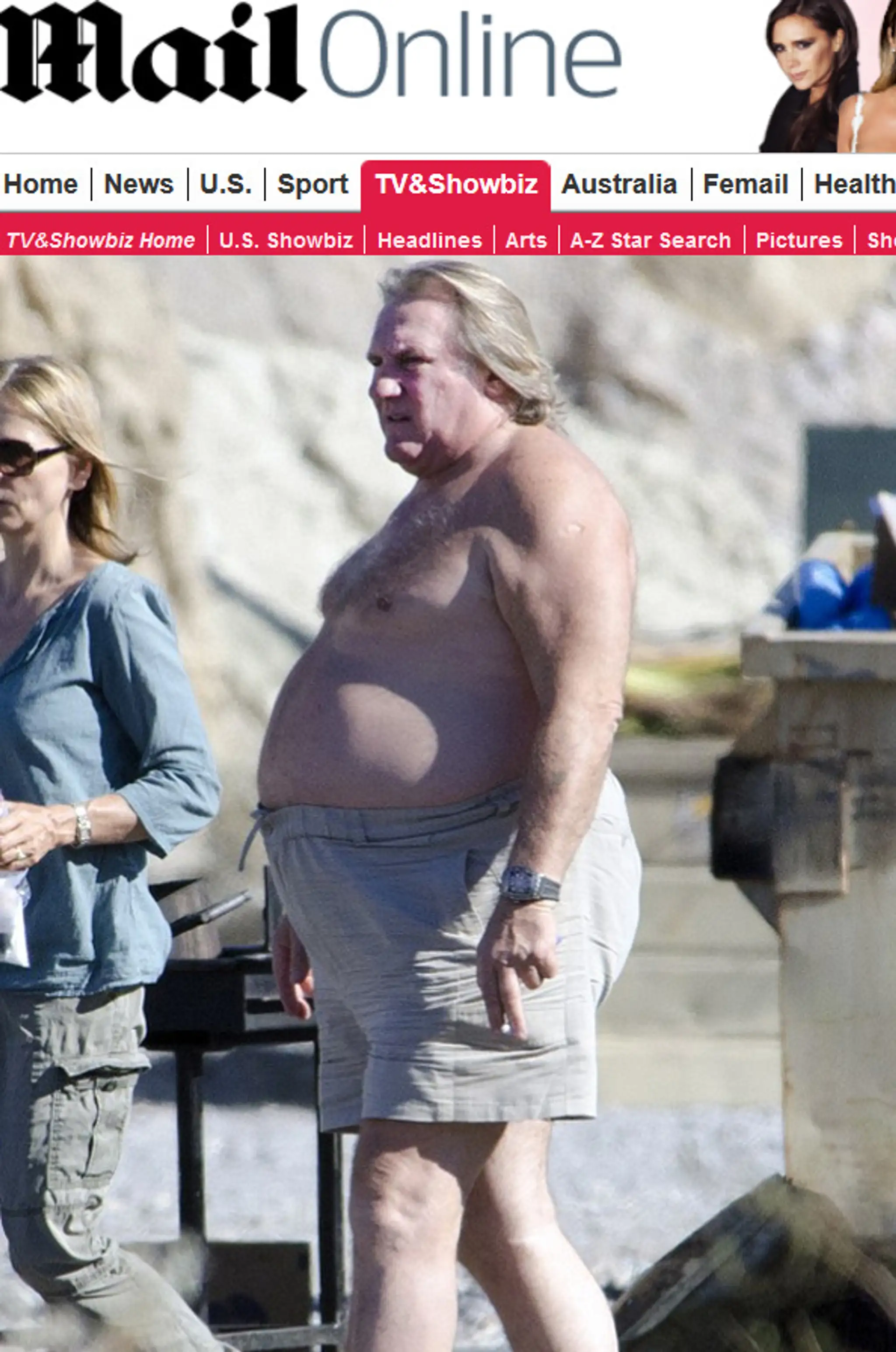 Gerard Depardieu na pláži.