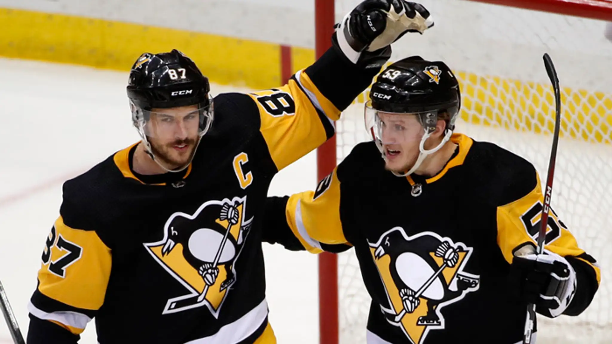 Jake Guentzel z Pittsburghu Penguins sa raduje z gólu so spoluhráčom Sidneyom Crosbym.
