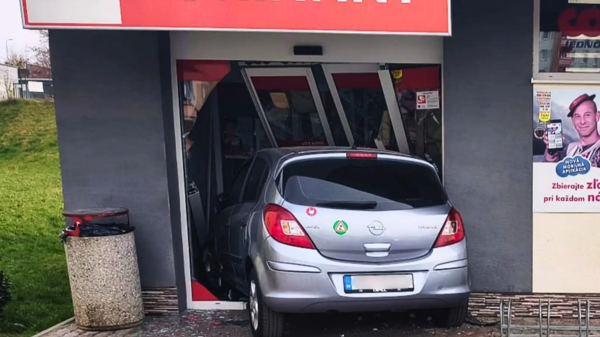 Autom skončila v obchode. 