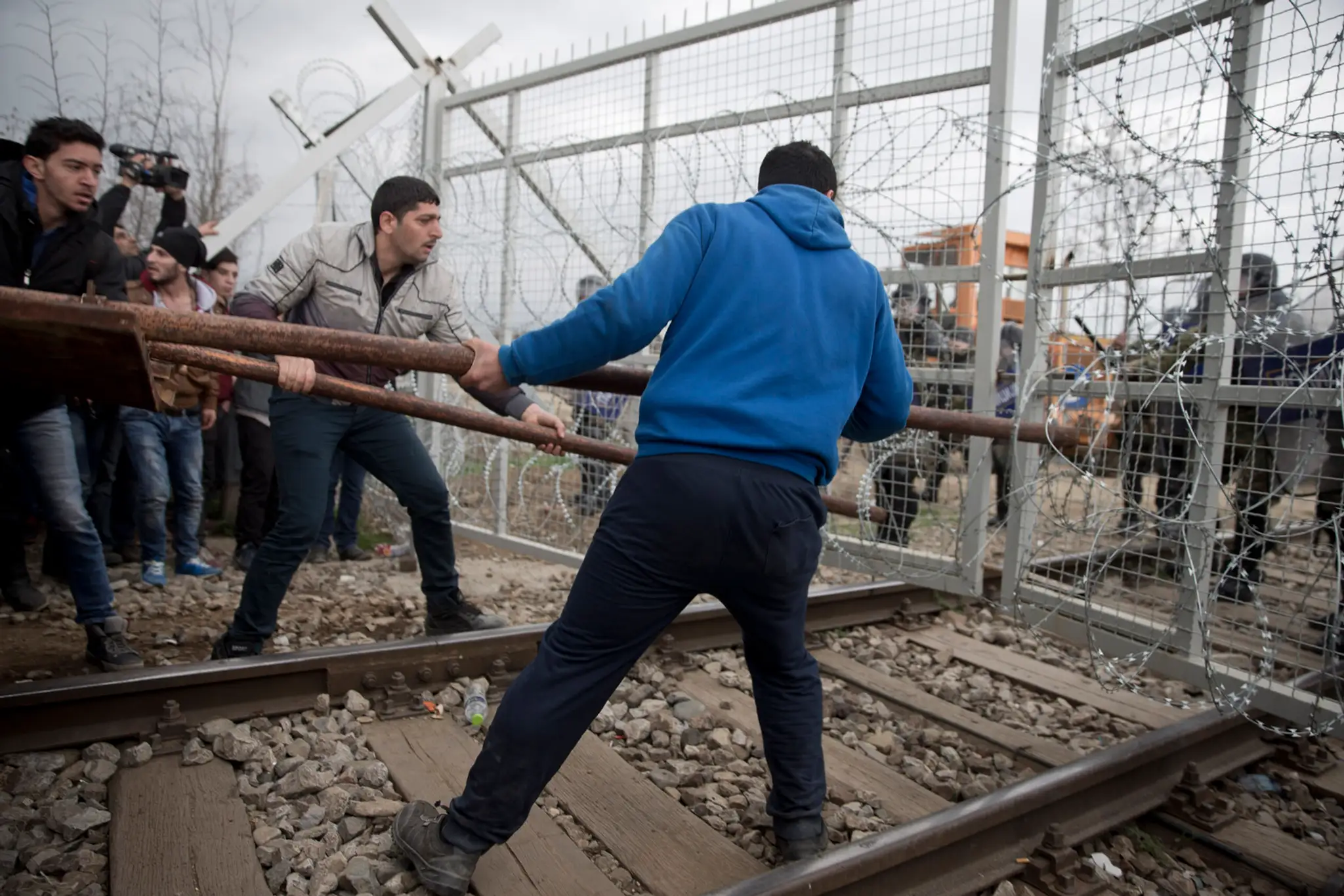 Stovky migrantov sa vrhli na hraničný plot pri meste Gevgelija.