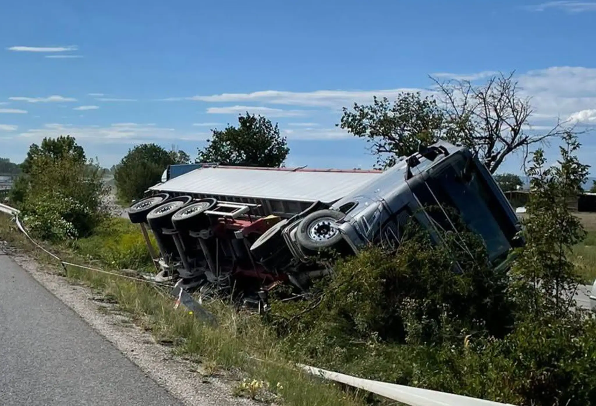 Na snímke havarovaný kamión po zrážke s osobným autom po nehode pri Sládkovičove.