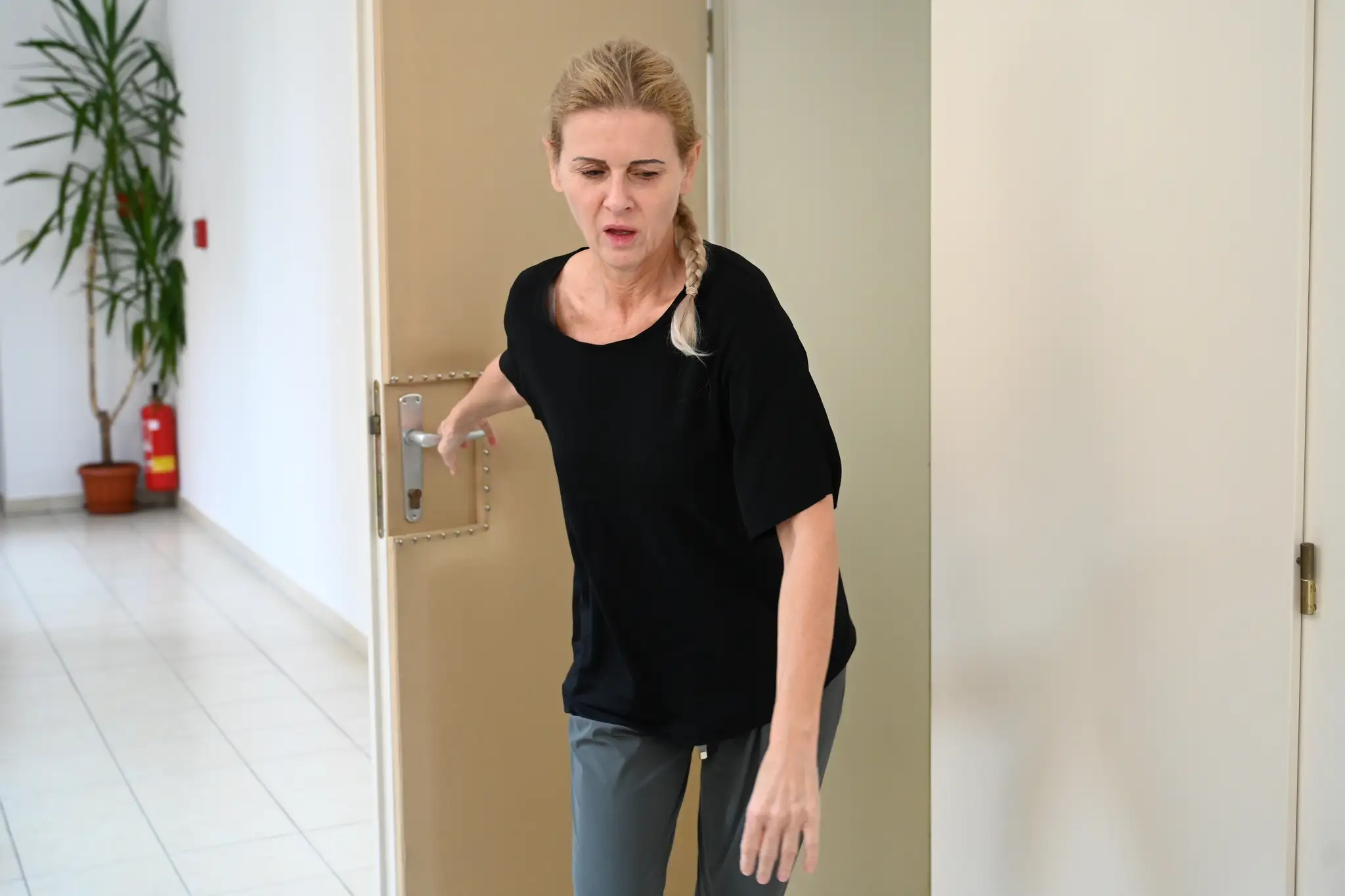 Monika J. vychádza z pojednávacej sály