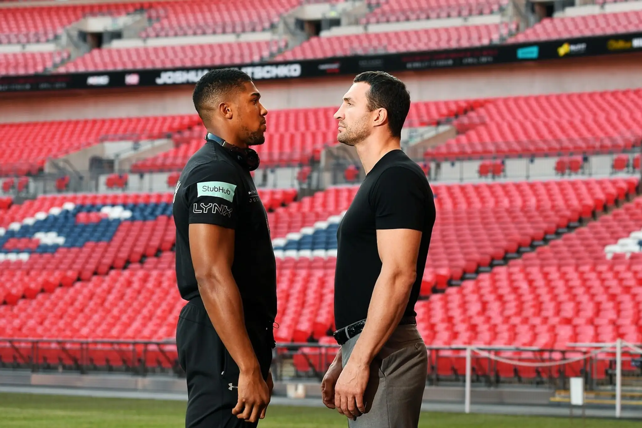 Anthony Joshua a Vladimir Kličko pózujú pre novinárov na štadióne Wembley..jpg