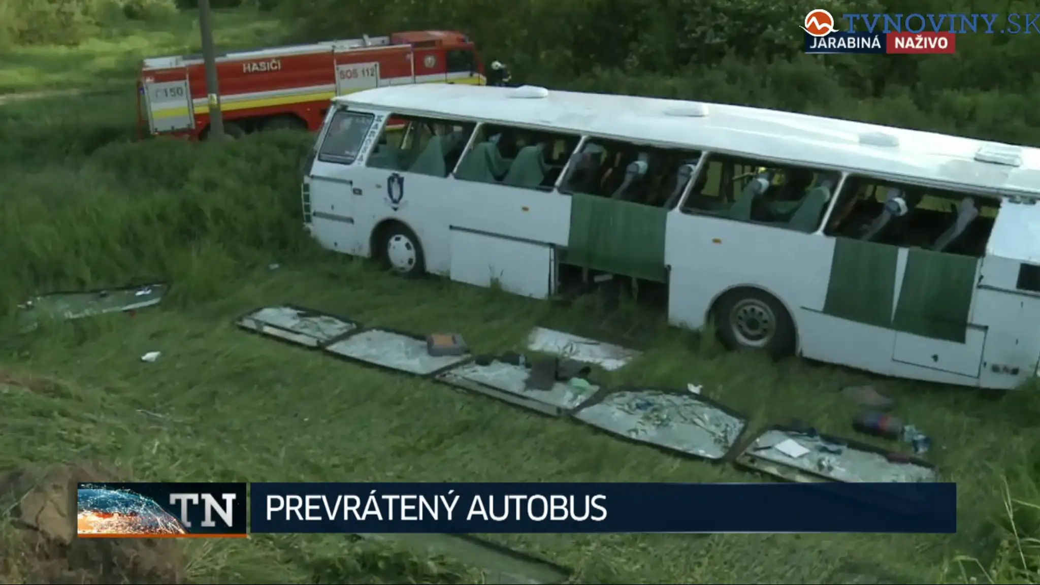 Prevrátený autobus pri obci Jarabiná.