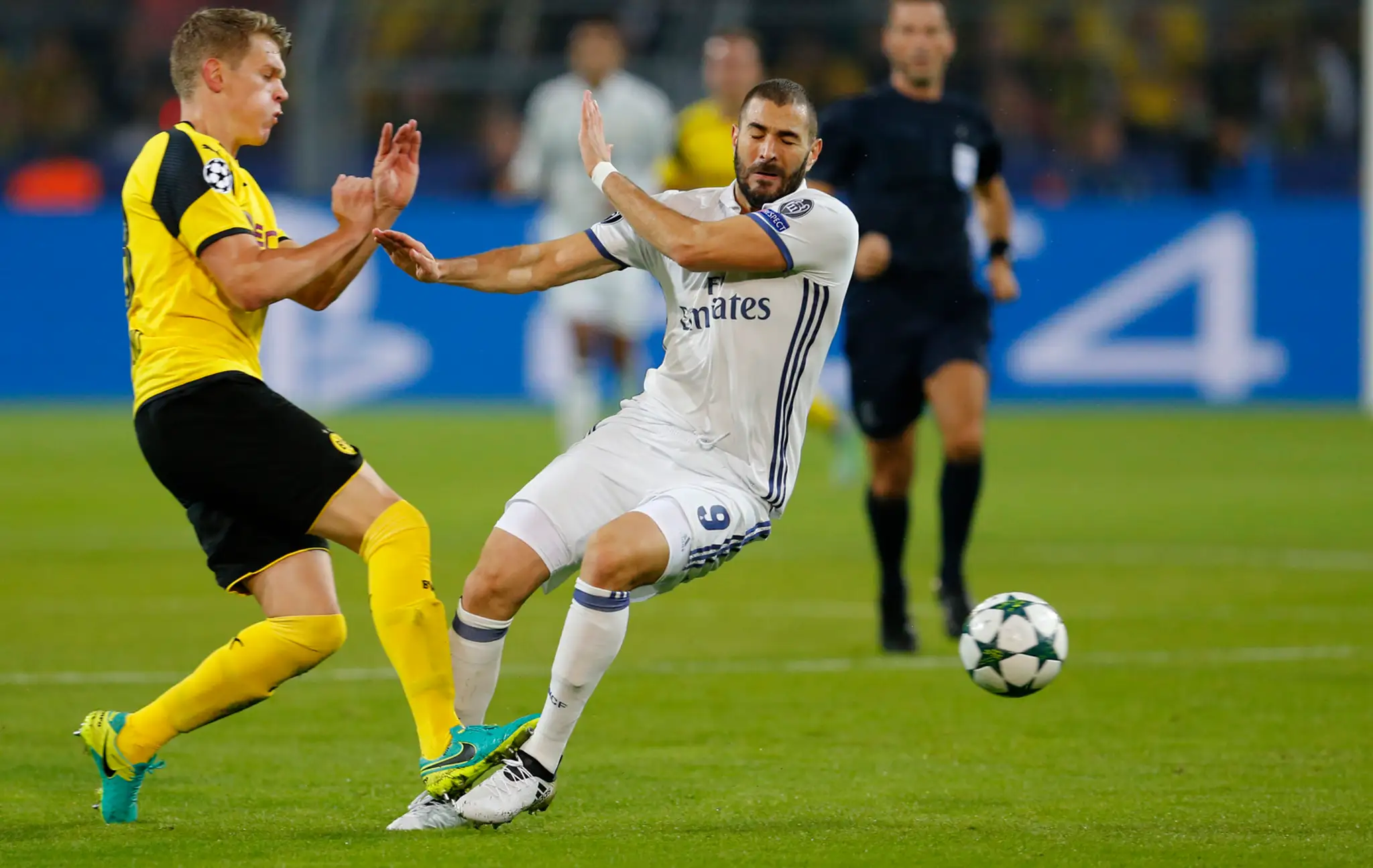 Karima Benzemu z Realu Madrid (v bielom) atakuje bek Dortmundu Matthias Ginter v dueli LM.
