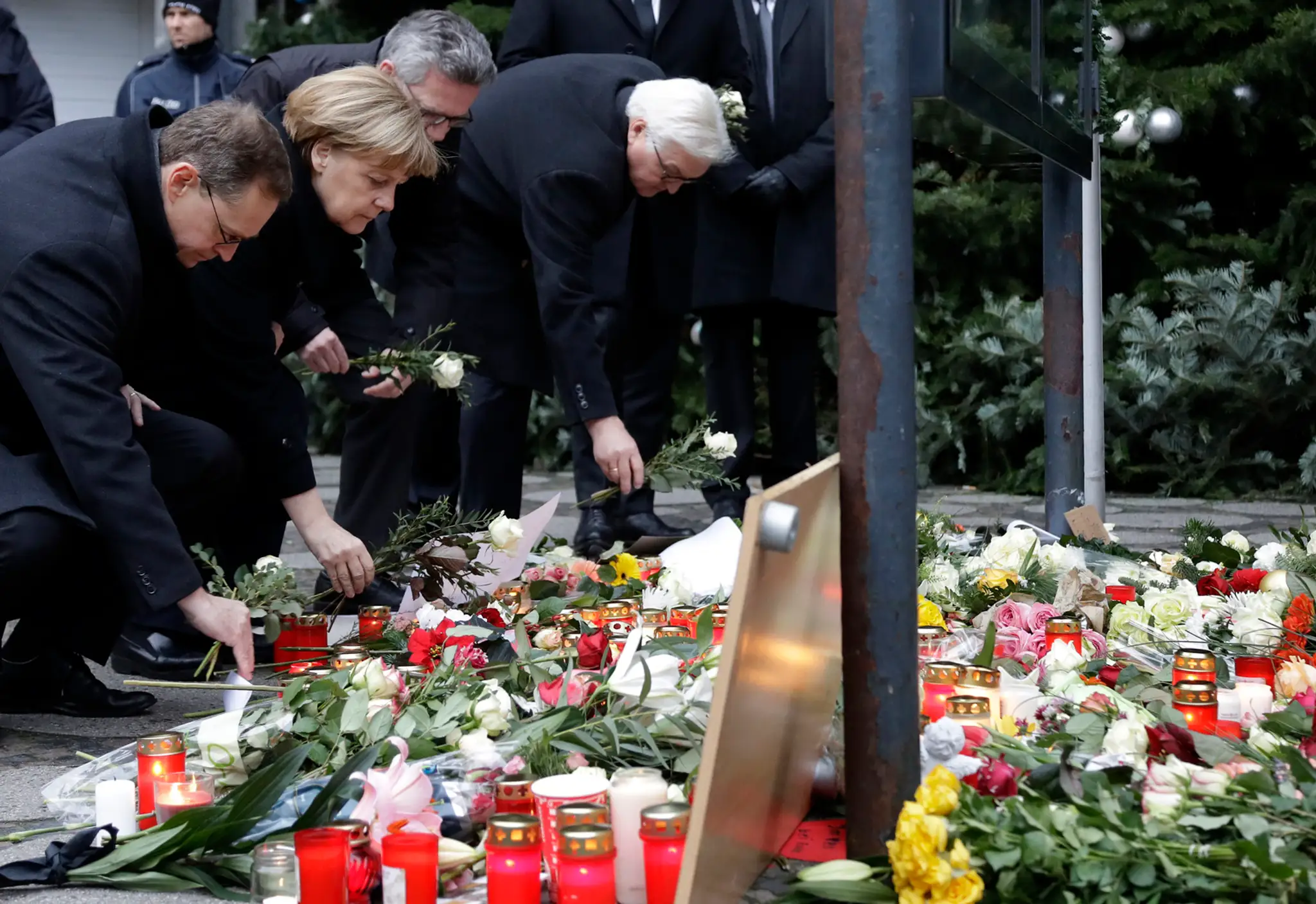 Starosta Berlína Michael Mueller, kancelárka Angela Merkelová a ministri Thomas de Maiziere a Frank-Walter Steinmeier si uctili