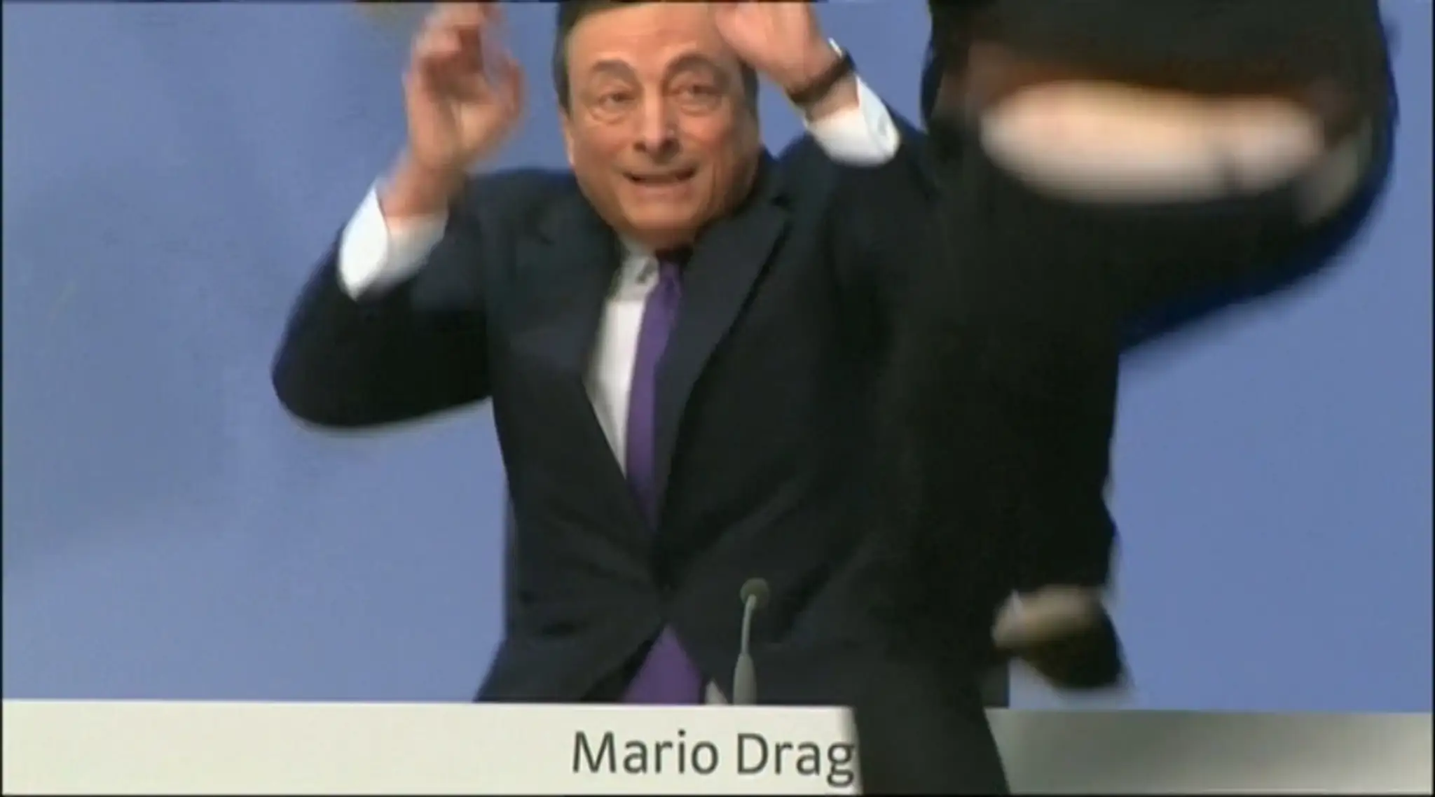 Na šéfa ECB zaútočila mladá žena