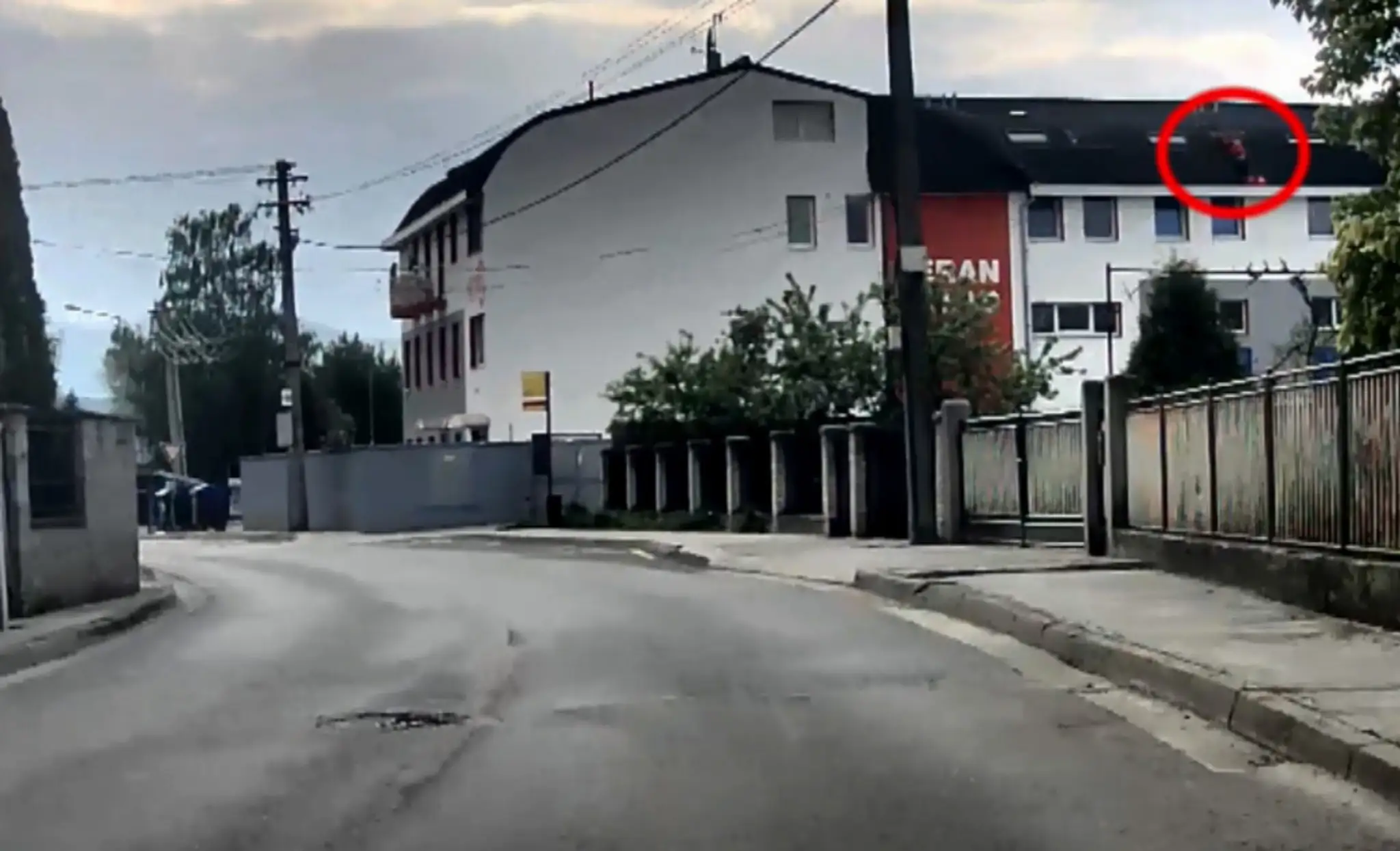 Dramatická záchranná akcia v Trenčíne. Muž visel zo strešnéh okna